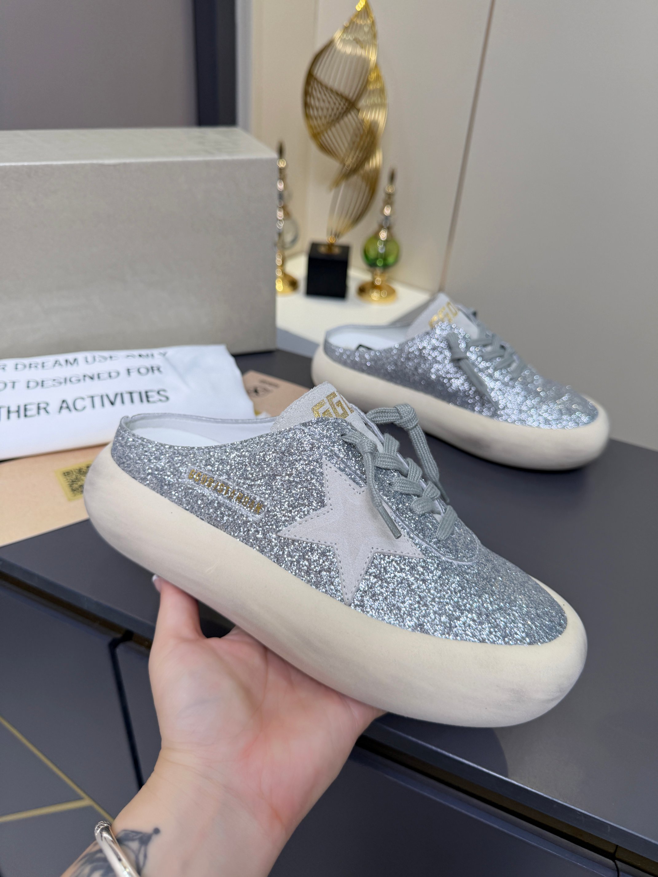 NO:929093,ggdb space starGGDB's new thick-soled bread shoes, the old dirty shoes, became popular earlier than the white shoes. They broke the traditional aesthetics, and the dirty shoes did it!  Celebrity private server on-feet demonstration is so versatile!  You no longer have to worry about washing your shoes!  The upper is made of original custom-made cowhide (the essence of distressing), the lining is made of custom-made towel material + Italian cowhide, exclusive molded latex pads, and the 3.5cm inner height-increasing insole can be taken out. It is hand-polished by old craftsmen, and even the soles are uninhibitedly dirty. The hemmed combination outsole is shipped to a high standard!  New packaging: card, bag, tag, original box, new packaging upgrade, imported first-layer cow velvet, sheepskin lining and towel lining, outsole 1:1 molded TPU lightweight outsole, women's size 35--41, casual shoes/sports shoes, sneakers, cowhide, sheepskin19860909ggdb space starGGDB新款厚底面包鞋作旧小脏鞋火红程度比小白鞋还要早,打破传统审美,小脏鞋做到了！明星私服上脚示范 就是这么百搭 ！再也不用担心洗鞋的问题啦！ 鞋面原版定制牛皮（做旧精髓所在）内里定制毛巾料+意大利牛皮,独家开模乳胶垫 3.5cm内增高鞋垫可以拿出来哦 老工匠手工打磨,就连鞋底也是不羁的脏,包边组合大底,高标准出货！ 新包装: 卡片,布袋,吊牌,原版盒 全新包装升级 面料进口头层牛绒 内里羊皮拼接毛巾里 大底1:1开模TPU轻便大底 码数女码 35--41,,休闲鞋/运动鞋,sneakers,cowhide,sheepskin,Women's Shoes