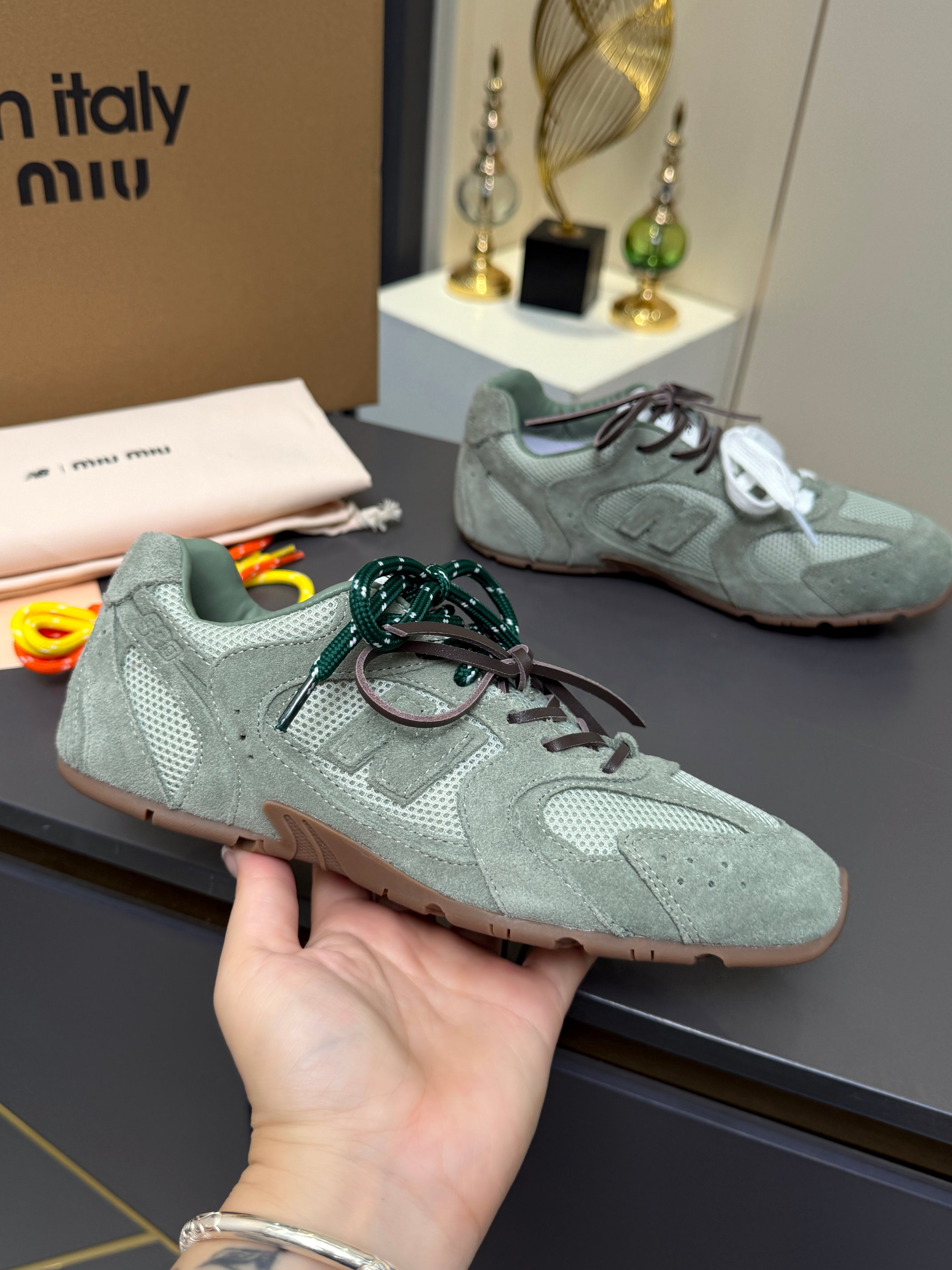 NO:929123,A total of 54 colors of mesh, 15 colors of single shoes, 20 colors of half drag/leather lining, 9 colors of half drag/3 colors of hair lining, 3 colors of hair lining, 5 cm height increase/4 colors, Miu Miu x New Balance joint model NB couple model, casual sports shoes, Forrest Gump shoes, moral training shoes, original purchase, development and production Miu Miu x New Balance Drawing inspiration from the classic NB sneakers, the sneakers have launched their own iteration SL. The sneakers feature a deconstructed and lightweight design, available in brown and beige colors, with a touch of distressed fabric covering the New Balance silhouette. Deliberately worn and uneven leather tones give the sneakers a different personality. This co-branded shoe is equipped with a double lace design, including white, orange, brown and yellow laces, creating a casual lace-up feeling, adding a bit more boyish and sexy to the overall look. Fabric: original cowhide splicing mesh, sheepskin lining + breathable cloth, original open-molded non-slip rubber sole, women's size 35--40,260 men's size 39--45,270, casual shoes/sports shoes, miumiu, sneakers, sheepskin19860909总共54个颜色网面15个颜色单鞋20个颜色半拖/皮里9个颜色半拖/毛里3个颜色毛里3个颜色内增高5厘米/4个颜色 MiuMiu·缪缪 x New Balance 联名款NB情侣款 休闲 运动鞋 阿甘鞋 德训鞋 原版购入开发做货 Miu Miu x New Balance 经典NB运动鞋中汲取灵感推出了自己的迭代版本SL.该运动鞋采用解构和轻盈的设计,有棕色和米色配色,带点彷旧日的布料包覆着 New Balance 的轮廓,刻意磨损、不均匀的皮革色调,让波鞋多了不同的个性这款联名鞋款配有双鞋带设计,包括白色、橙色、棕色和黄色鞋带,营造出随性系起的感觉,为整体感又多了几分 Boyish 以及率性感 面料:原版牛绒拼接网面 内里羊皮里+透气布 鞋底原版开模防滑生胶底 码数女码 35--40,260 码数男码 39--45,270,休闲鞋/运动鞋,miumiu,sneakers,sheepskin,Women's Shoes