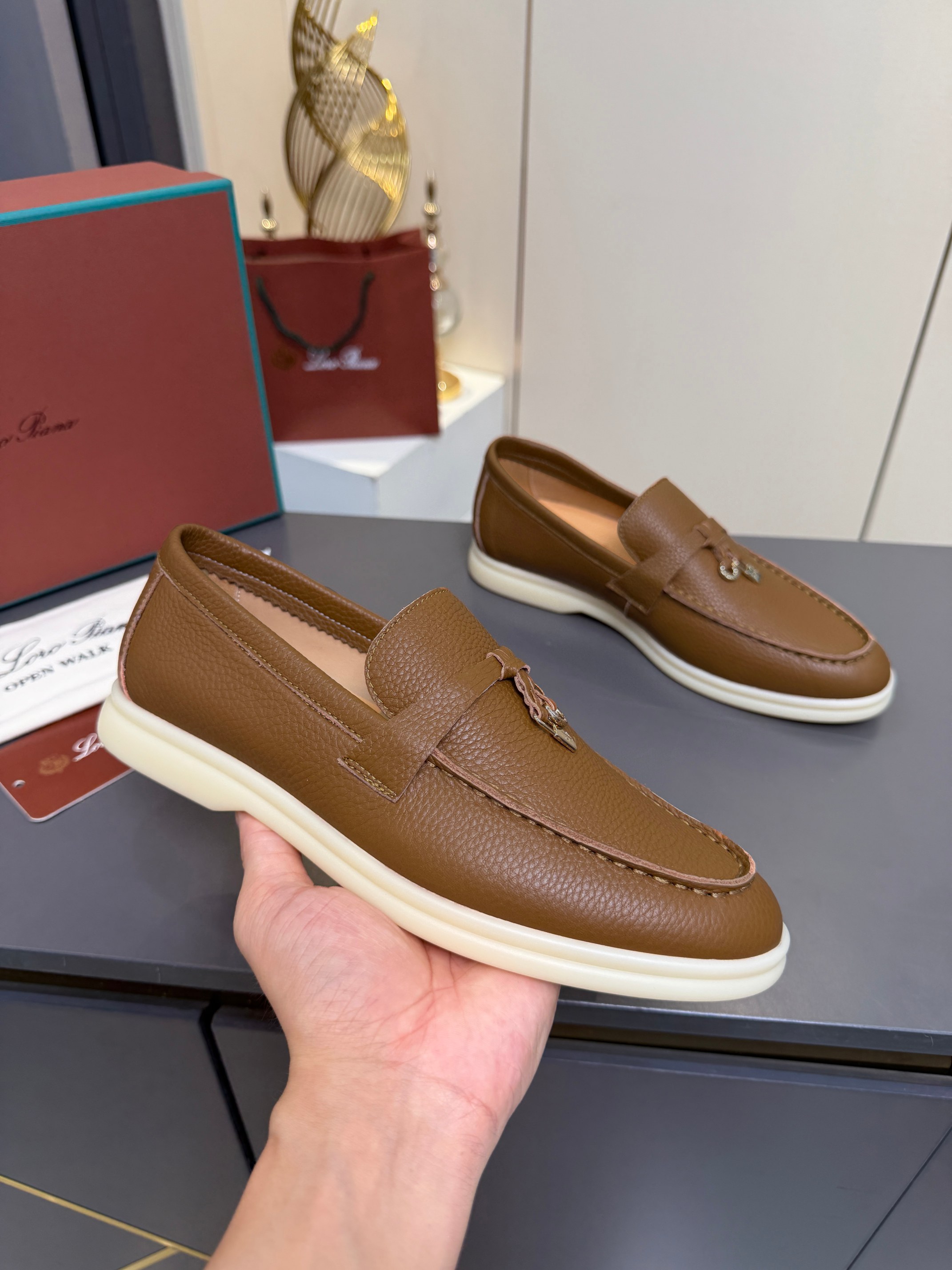 NO:930315,Purchasing agent level, high version Italian [Loro Piana] Tennis walk series LP couple loafers casual sports shoes leather panel shoes LP classic loafers, Italian treasure brand, the only brand that can match Hermès!  Only when you wear it do you know how comfortable it is!  All the styles are worn by the upper class people in the world who have status and want to keep high quality and keep a low profile, which is the legendary endorsement of 'you get what you pay for' and 'you get what you pay for'!  Customized imported textured cowhide fabric, custom imported fetal cowhide lining, imported benzene-dyed calfskin for feet, customized cowhide/genuine leather midsole, exclusive original milk color outsole, original full packaging, female size 35--40, male size 39--46,,,hermes,loro piana,loro piana,loafers,sneakers,cowhide19860909代购级,高版本 意大利【Loro Piana】诺悠翩雅Tennis walk系列 LP情侣款乐福鞋 休闲 运动鞋 皮面板鞋 LP经典乐福鞋,意大利宝藏品牌,唯一能和爱马仕匹配的品牌！只有自己穿了才知道有多舒服！ 的款式都是世界上有身份且希望高品质 保持低调做派的上层人士穿着,也就是传说中的一分钱一分货、一分钱三分货的代言！ 面料定制进口摔纹牛皮 内里定制进口胎牛皮 垫脚进口苯染小牛皮 中底定制牛皮/真皮中底 大底独家原版牛奶色大底 包装原版全套包装 码数女码 35--40, 码数男码 39--46,,,hermes,loro piana,loro piana,loafers,sneakers,cowhide,Men's shoes
