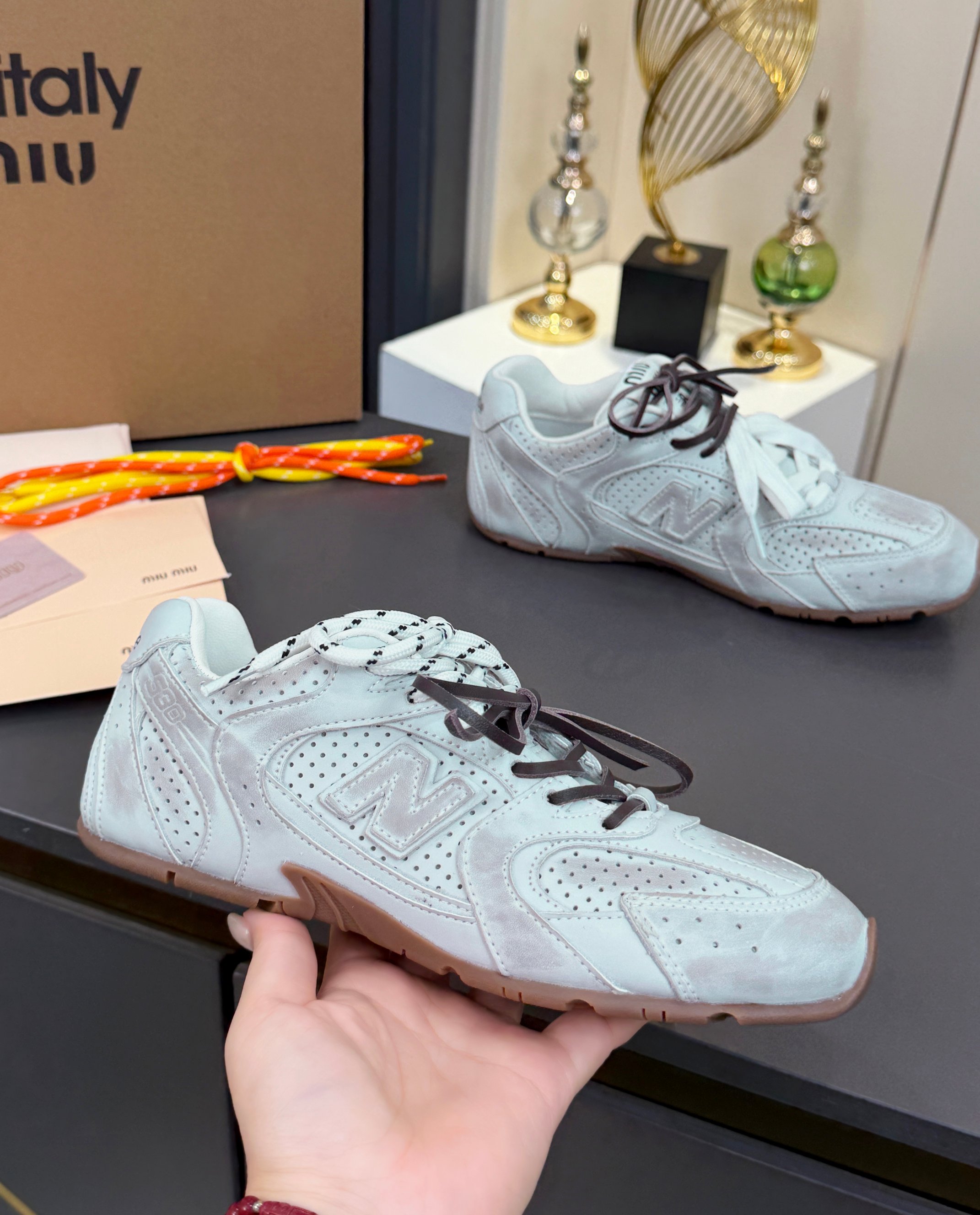NO:929094,A total of 56 colors punched 2 colors mesh 15 colors single shoes 20 colors half drag/leather 9 colors half drag/hair 3 colors hair 3 colors increased by 5 cm/4 colors MiuMiu·Miu Miu x New Balance joint model NB couple model 35--46, sports shoes Forrest Gump shoes moral training shoes punched casual shoes original purchase development and production Miu Miu x New Balance Drawing inspiration from the classic NB sneakers, the sneakers have launched their own iteration SL. The sneakers adopt a deconstructed and lightweight design, with a bit of distressed fabric covering the New Balance silhouette. Deliberately worn and uneven leather tones give the sneakers a different personality. This co-branded shoe is equipped with a double shoelace design, creating a casual tie-up feeling, adding a bit more boyish and sexy to the overall feel. Fabric: Original punched and rubbed cowhide, sheepskin lining + breathable fabric Original open-molded non-slip raw rubber sole. Size women's size 35--40,260 size men's size 39--46,270, casual shoes/sports shoes, miumiu, sneakers, cowhide, sheepskin19860909总共56个颜色冲孔2个颜色网面15个颜色单鞋20个颜色半拖/皮里9个颜色半拖/毛里3个颜色毛里3个颜色内增高5厘米/4个颜色 MiuMiu·缪缪 x New Balance 联名款NB情侣款35--46,运动鞋 阿甘鞋 德训鞋 冲孔休闲鞋 原版购入开发做货 Miu Miu x New Balance 经典NB运动鞋中汲取灵感推出了自己的迭代版本SL.该运动鞋采用解构和轻盈的设计,带点彷旧的布料包覆着 New Balance 的轮廓,刻意磨损、不均匀的皮革色调,让波鞋多了不同的个性这款联名鞋款配有双鞋带设计,营造出随性系起的感觉,为整体感又多了几分 Boyish 以及率性感 面料:原版冲孔擦色牛皮 内里羊皮里+透气布 鞋底原版开模防滑生胶底 码数女码 35--40,260 码数男码 39--46,270,休闲鞋/运动鞋,miumiu,sneakers,cowhide,sheepskin,Women's Shoes