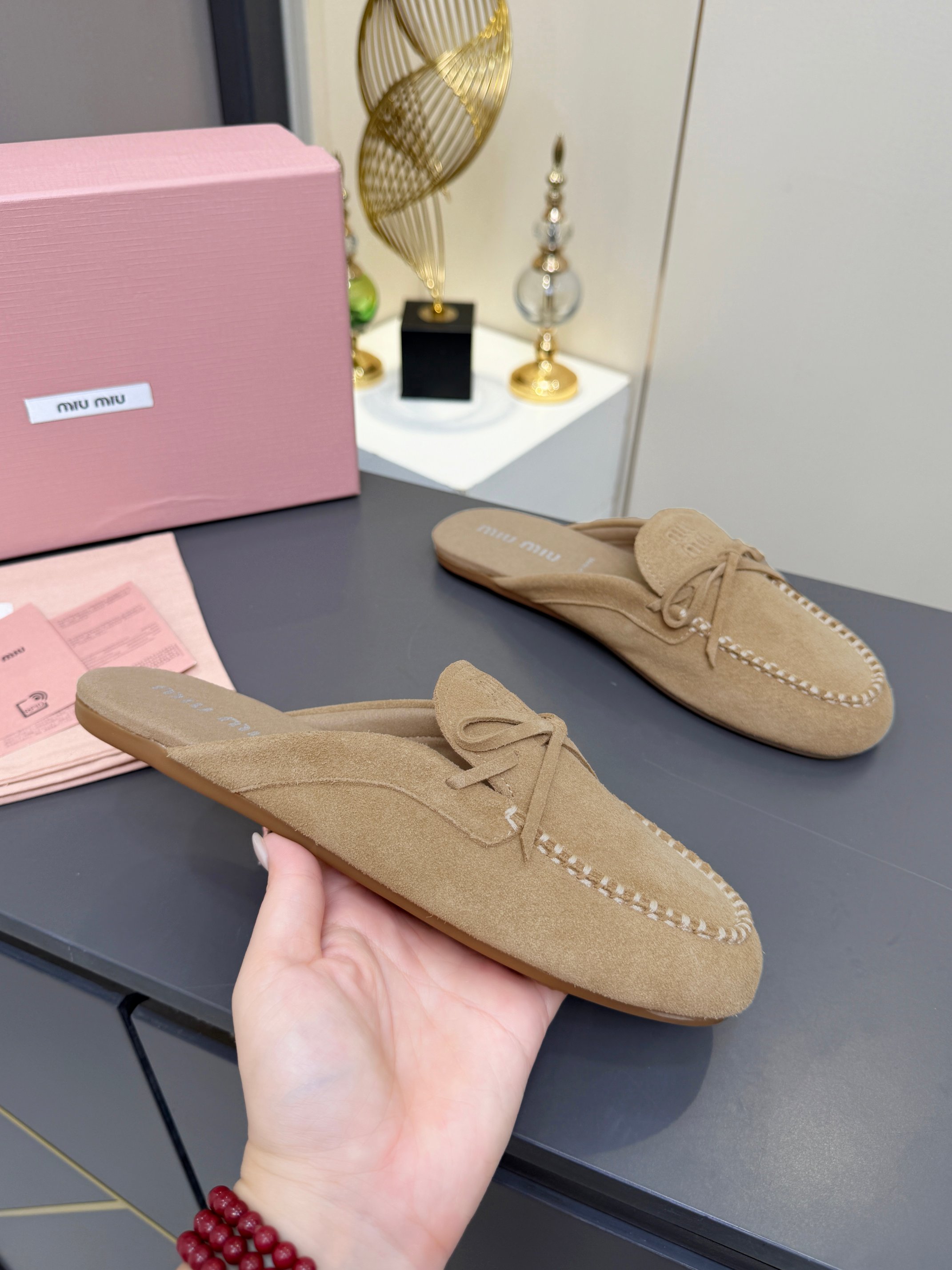 NO:930269,MiuMiu·Miu Miu 2026's latest color-rubbed and distressed craft dirty shoes boat shoes, bun shoes, half slippers, deck shoes are also very designed, the new suede cowhide slip-ons and half slippers, retro dry and different colors, the inner brushed design makes the wearing experience higher, the Oxford thin-soled design, super light and comfortable on the feet, not tired when walking, good-looking and fashionable... The fabric is imported first-layer rubbed cowhide  Lining cowhide brushed lining Outsole original wear-resistant rubber sole Size 35--40,,,miumiu,slippers,cowhide,chamois leather19860909MiuMiu·缪缪2026最新款擦色做旧工艺脏脏鞋船鞋 包子鞋 半拖拖鞋 deck shoes也太有设计感了吧,新款麂皮牛皮一脚蹬半拖,复古的干异色系,内里磨毛的设计让穿着体验度更加高涨,牛津薄底的设计,上脚超级轻便舒服,暴走不累 好看又时尚…… 面料进口头层擦色牛皮 内里牛皮磨毛里 大底原版耐磨橡胶鞋底 码数35--40,,,miumiu,slippers,cowhide,chamois leather,Men's shoes