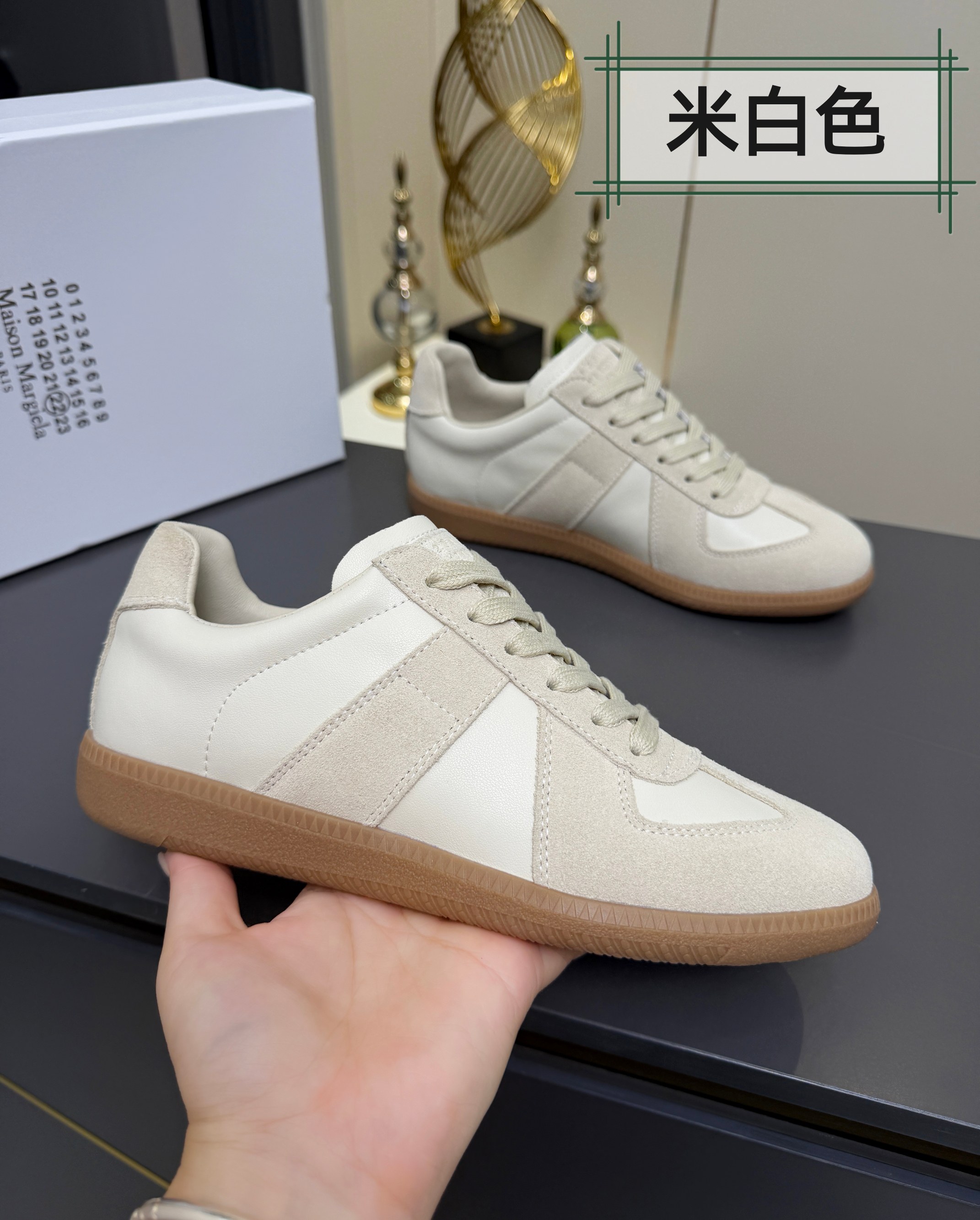 NO:929122,High version 35--46 couple model | Dexun casual sneakers, a genius designer brand, an affordable luxury brand. This German training shoe continues the classic T-shaped leather splicing design. It has been carefully improved many times by the design team, just to let you experience the most original military taste~~~  The soft and delicate characteristics combined with the fashionable fabric surface make it extremely soft and comfortable while maintaining good breathability ~ Comfort and texture go hand in hand, making it easy to wear with any combination in all seasons, hahaha... The upper is very versatile ~ The upper is made of cow suede and spliced cowhide, which is comfortable and breathable, simple and retro, and more personalized to wear... The sole is made of retro Oxford outsole, which is much softer than any other rubber-soled shoes. The fabric is first-layer cowhide / cowhide  Size wear-resistant Oxford outsole Size women's size 35--40, size men's size 39--46, casual shoes/sports shoes, sneakers, cowhide19860909高版本35--46情侣款 ｜德训休闲板鞋,鬼才设计师品牌,一个轻奢品牌 这一款德国训练鞋延续了经典的T形真皮拼接设计,经过设计团队多次的精心改良,只为让您体验最原始的军旅味道~～～ 柔软细腻的特点与时尚潮流的布面相结合,使其既有超高的柔软舒适度,又同时保持不错的透气性能~舒适与质感并行,轻松驾驭四季穿着任何搭配,哈哈哈…上脚很百搭哦～ 鞋面采用牛反绒拼接牛皮,舒适又透气,简约复古作旧,更具有个性穿着…鞋底采用复古牛津大底,柔软度远远高于其他任何橡胶底的鞋子 面料头层牛皮/牛猄 码数耐磨牛津大底 码数女码 35--40, 码数男码 39--46,,休闲鞋/运动鞋,sneakers,cowhide,Women's Shoes