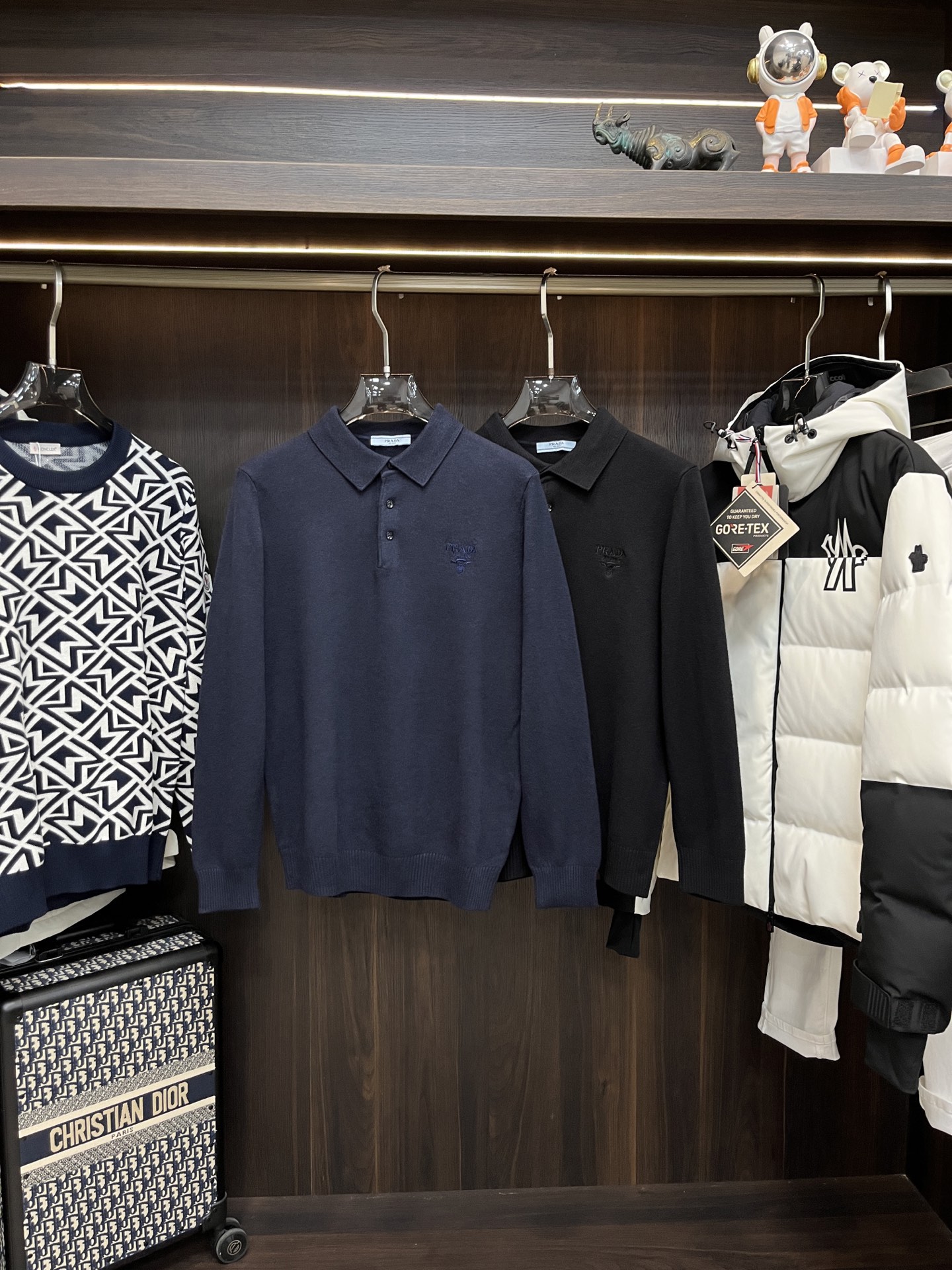 NO:629271,Mainly recommended by Prada, exclusive new wool sweaters for trendy men, high-end European original single wool knit sweaters, Lyocell + Merino wool fabrics, high breathability and comfort, impeccable details, brand element design concept, reflecting high quality. It presents casual tailoring, and the upper body shape is awesome!  Size M-XXXL H2025 new model debut, prada, sweaters, alexander wang19860909主推 普拉达 独家专供新款羊毛针织衫潮男时尚羊毛衫,高端欧版原单羊毛针织毛衣,莱赛尔+美丽诺羊毛面料,透气舒适度高,细节无可挑剔,品牌元素设计理念,体现高品质.呈现休闲裁剪,上身版型超赞！ 码数M-XXXL H2025新款首发,,prada,sweaters,alexander wang,Men's clothing