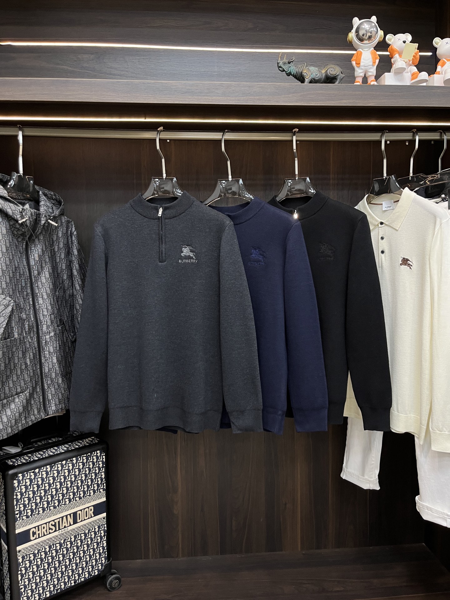 NO:629224,The main recommendation is Burberry's exclusive new wool sweater, fashionable men's sweater, high-end European original single wool knitted sweater, Lyocell + Merino wool fabric, high breathability and comfort, impeccable details, brand element design concept, reflecting high quality. It presents casual tailoring, and the upper body shape is awesome!  Size M-XXXL H2025 new model debut,,burberry,sweaters,alexander wang19860909主推 巴宝莉 独家专供新款羊毛针织衫潮男时尚羊毛衫,高端欧版原单羊毛针织毛衣,莱赛尔+美丽诺羊毛面料,透气舒适度高,细节无可挑剔,品牌元素设计理念,体现高品质.呈现休闲裁剪,上身版型超赞！ 码数M-XXXL H2025新款首发,,burberry,sweaters,alexander wang,Men's clothing