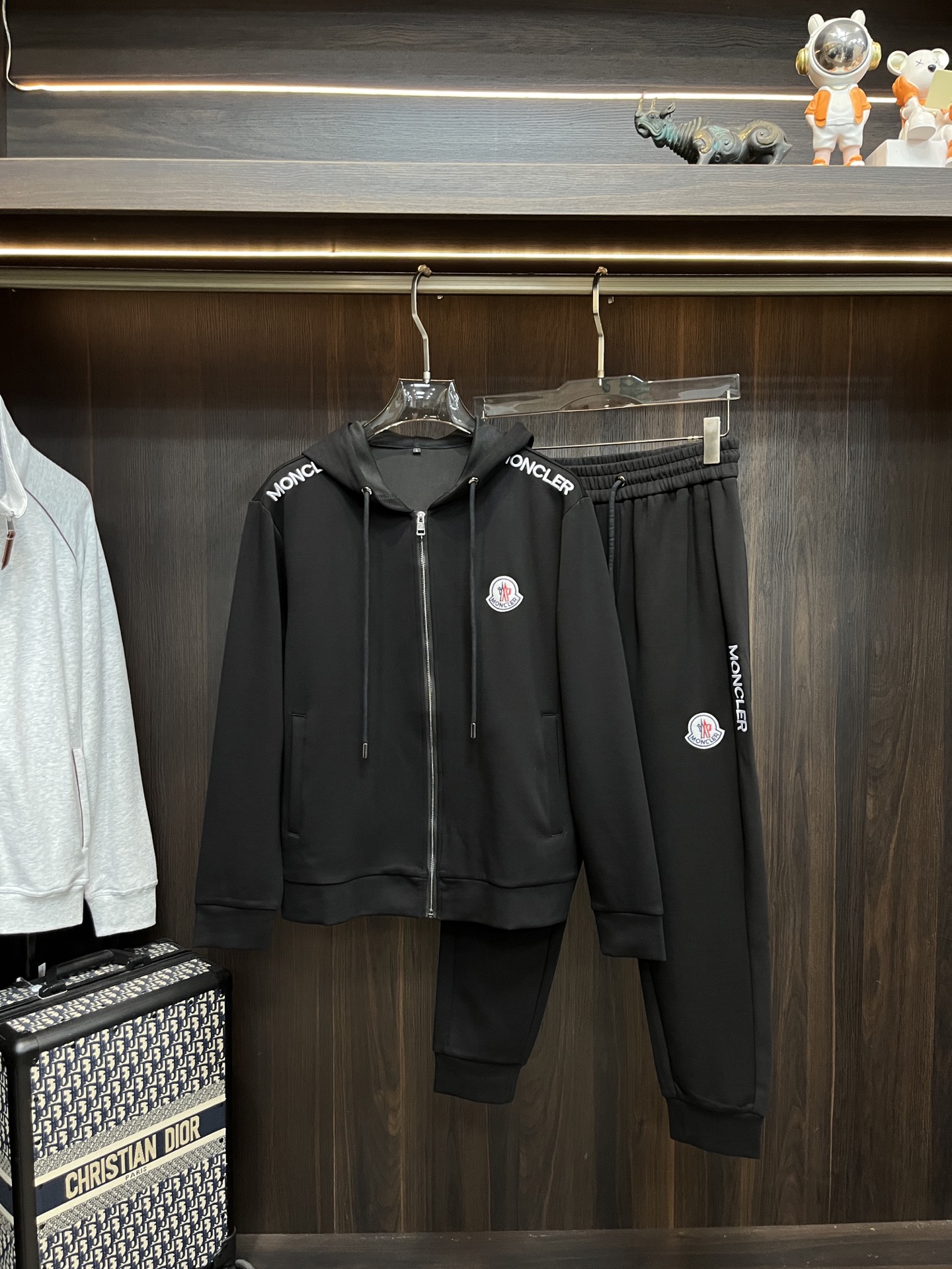 NO:629238,Mainly recommending the 2025ss autumn new model, the hot autumn set!  Wearing it makes you feel comfortable and slim, lazy and casual, combined with clean and simple colors, it is particularly eye-catching and suitable for daily wear ~ We are launching sports items decorated with vibrant prints to welcome the arrival of the warm season. Size M-3XL H2025 new release, Moncler, alexander wang19860909主推 蒙口 2025ss秋季新款发布秋季爆款套装！穿上就是舒适自在又显瘦的存在,慵懒而随性,结合干净简单的色系就特别耐看,适合日常穿着~倾情推出缀饰活力印花的运动单品,迎接温暖季节的到来. 尺码M-3XL H2025新款首发,,Moncler,alexander wang,Men's clothing