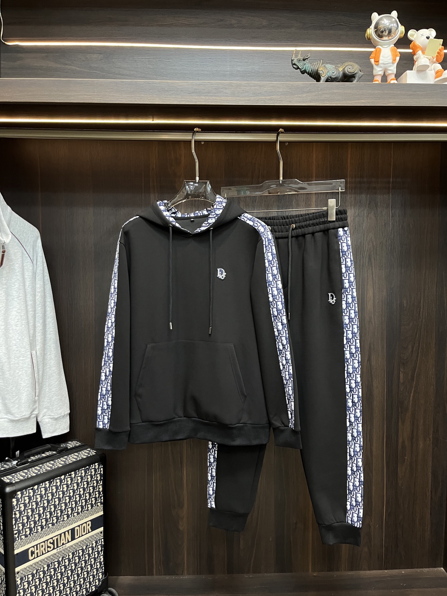 NO:629245,Mainly recommend Dior 2025ss autumn new style release autumn hot style suit!  Wearing it makes you feel comfortable and slim. It is lazy and casual. When combined with clean and simple colors, it is particularly attractive and suitable for daily wear~ We launch sports items decorated with vibrant prints to welcome the arrival of the warm season. Size M-3XL H2025 new model debut, dior, alexander wang19860909主推 迪奥 2025ss秋季新款发布秋季爆款套装！穿上就是舒适自在又显瘦的存在,慵懒而随性,结合干净简单的色系就特别耐看,适合日常穿着~倾情推出缀饰活力印花的运动单品,迎接温暖季节的到来. 尺码M-3XL H2025新款首发,,dior,alexander wang,Men's clothing