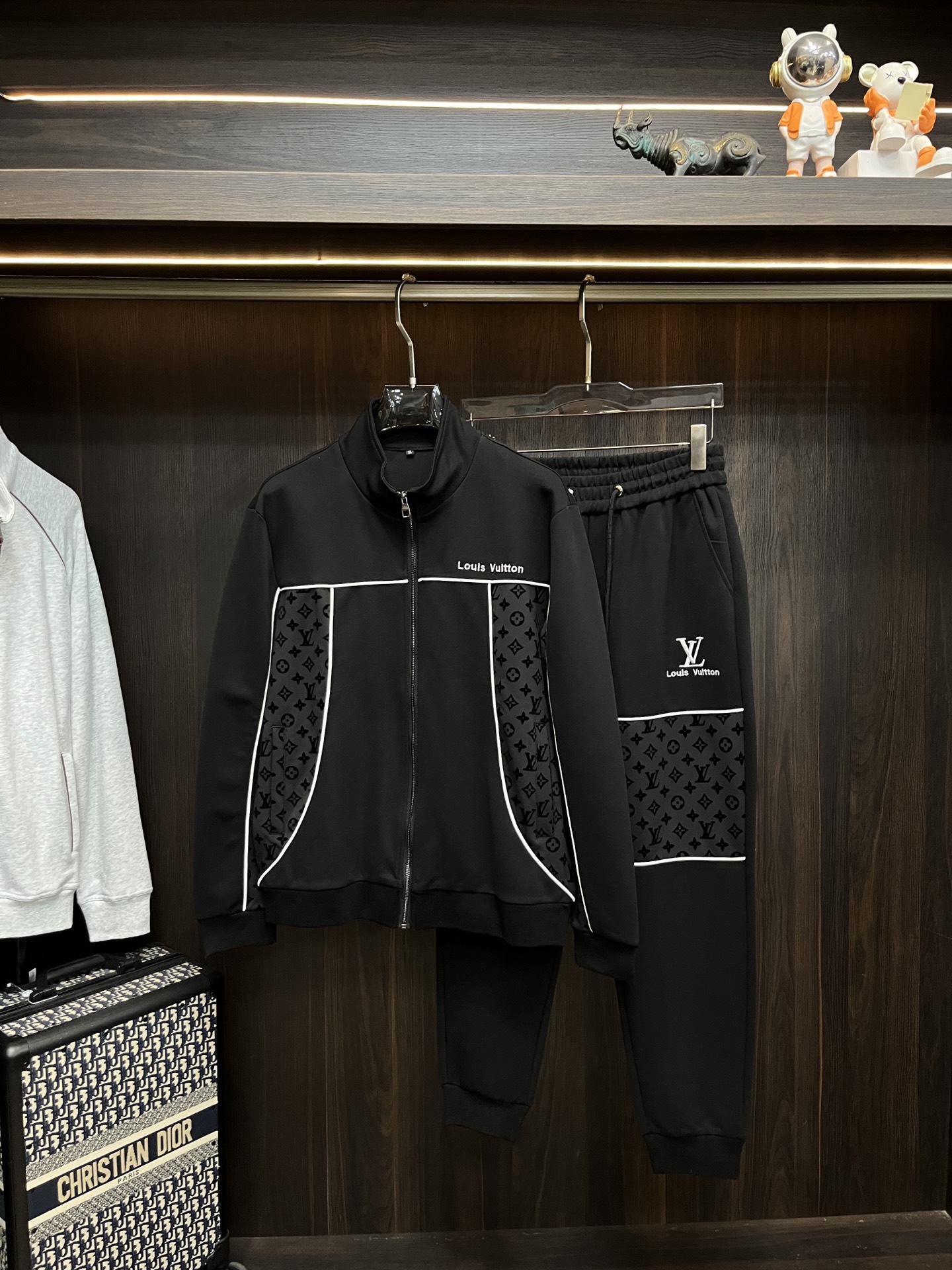 NO:629252,Mainly recommend LV 2025ss autumn new style release autumn hot style suit!  Wearing it makes you feel comfortable and slim. It is lazy and casual. When combined with clean and simple colors, it is particularly attractive and suitable for daily wear. We introduce sports items decorated with vibrant prints to welcome the arrival of the warm season. Size M-3XL H2025 new model debut, louis vuitton, alexander wang19860909主推 LV 2025ss秋季新款发布秋季爆款套装！穿上就是舒适自在又显瘦的存在,慵懒而随性,结合干净简单的色系就特别耐看,适合日常穿着~倾情推出缀饰活力印花的运动单品,迎接温暖季节的到来. 尺码M-3XL H2025新款首发,,louis vuitton,alexander wang,Men's clothing