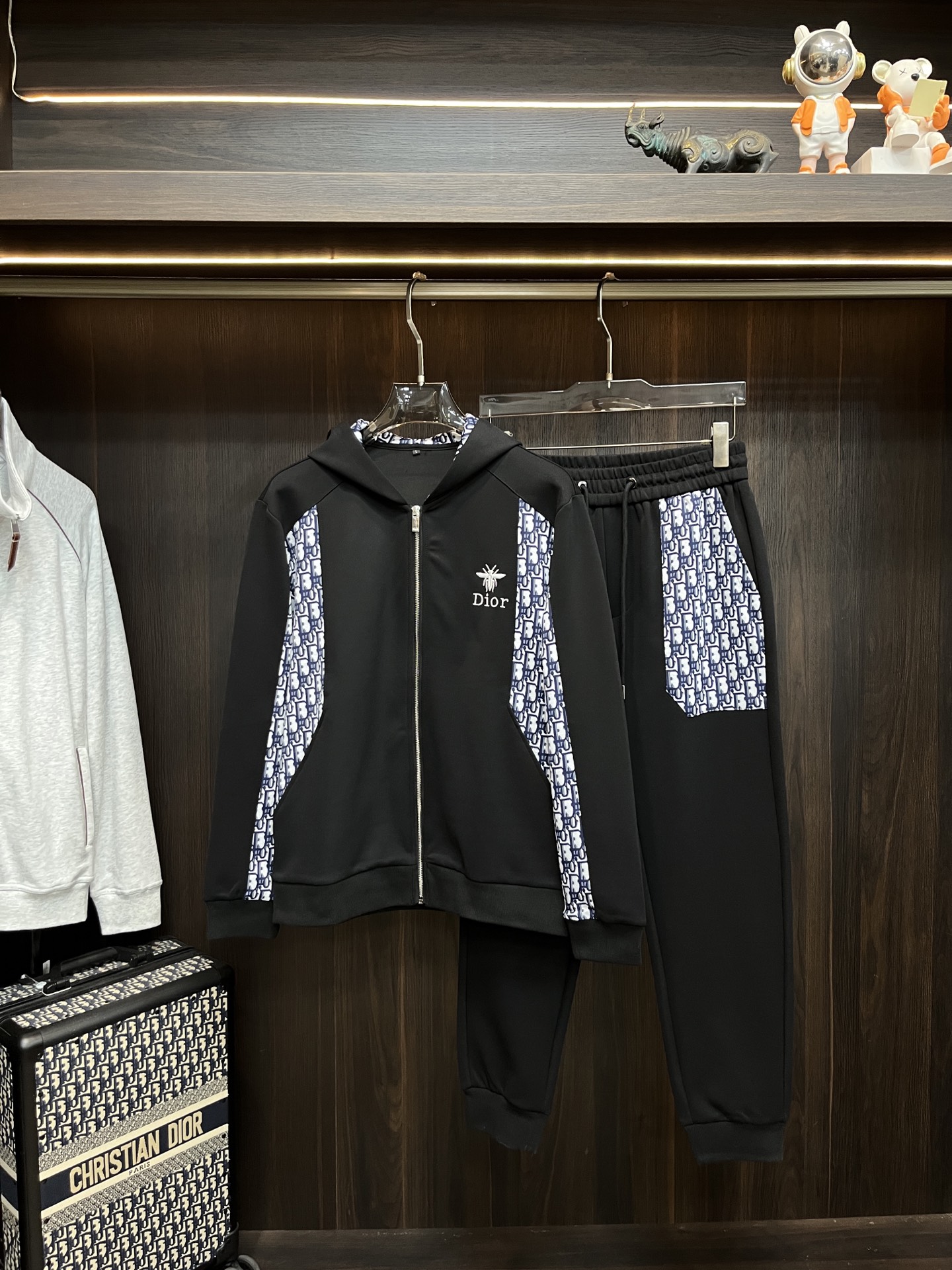 NO:629259,Mainly recommend Dior 2025ss autumn new style release autumn hot style suit!  Wearing it makes you feel comfortable and slim. It is lazy and casual. When combined with clean and simple colors, it is particularly attractive and suitable for daily wear~ We launch sports items decorated with vibrant prints to welcome the arrival of the warm season. Size M-3XL H2025 new model debut, dior, alexander wang19860909主推 迪奥 2025ss秋季新款发布秋季爆款套装！穿上就是舒适自在又显瘦的存在,慵懒而随性,结合干净简单的色系就特别耐看,适合日常穿着~倾情推出缀饰活力印花的运动单品,迎接温暖季节的到来. 尺码M-3XL H2025新款首发,,dior,alexander wang,Men's clothing