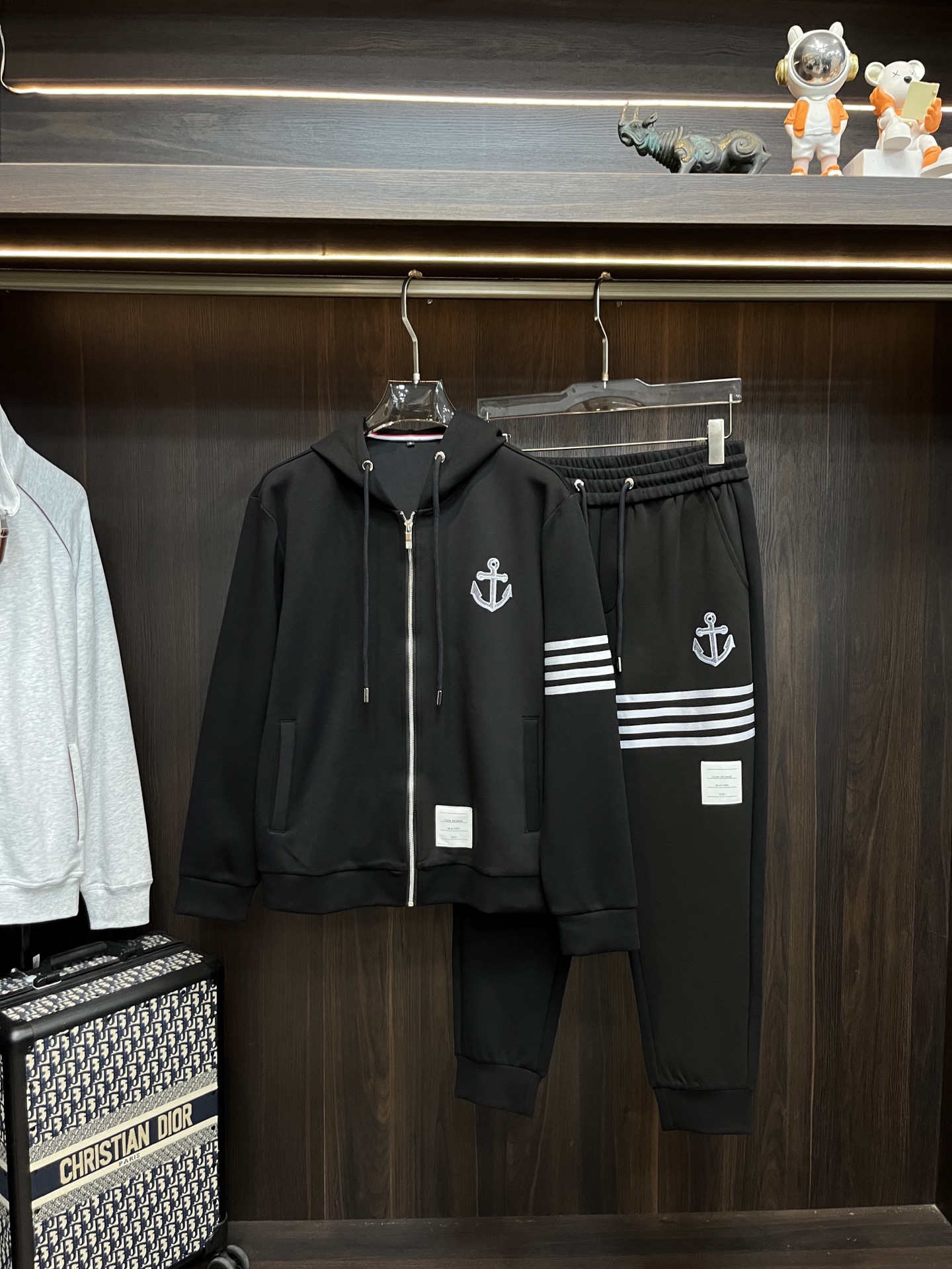 NO:629273,Mainly recommend TB 2025ss autumn new style release autumn hot style set!  Wearing it makes you feel comfortable and slim, lazy and casual, combined with clean and simple colors, it is particularly eye-catching and suitable for daily wear~ We launch sports items decorated with vibrant prints to welcome the arrival of the warm season. Size M-3XL H2025 new model debut, alexander wang19860909主推 TB 2025ss秋季新款发布秋季爆款套装！穿上就是舒适自在又显瘦的存在,慵懒而随性,结合干净简单的色系就特别耐看,适合日常穿着~倾情推出缀饰活力印花的运动单品,迎接温暖季节的到来. 尺码M-3XL H2025新款首发,,alexander wang,Men's clothing