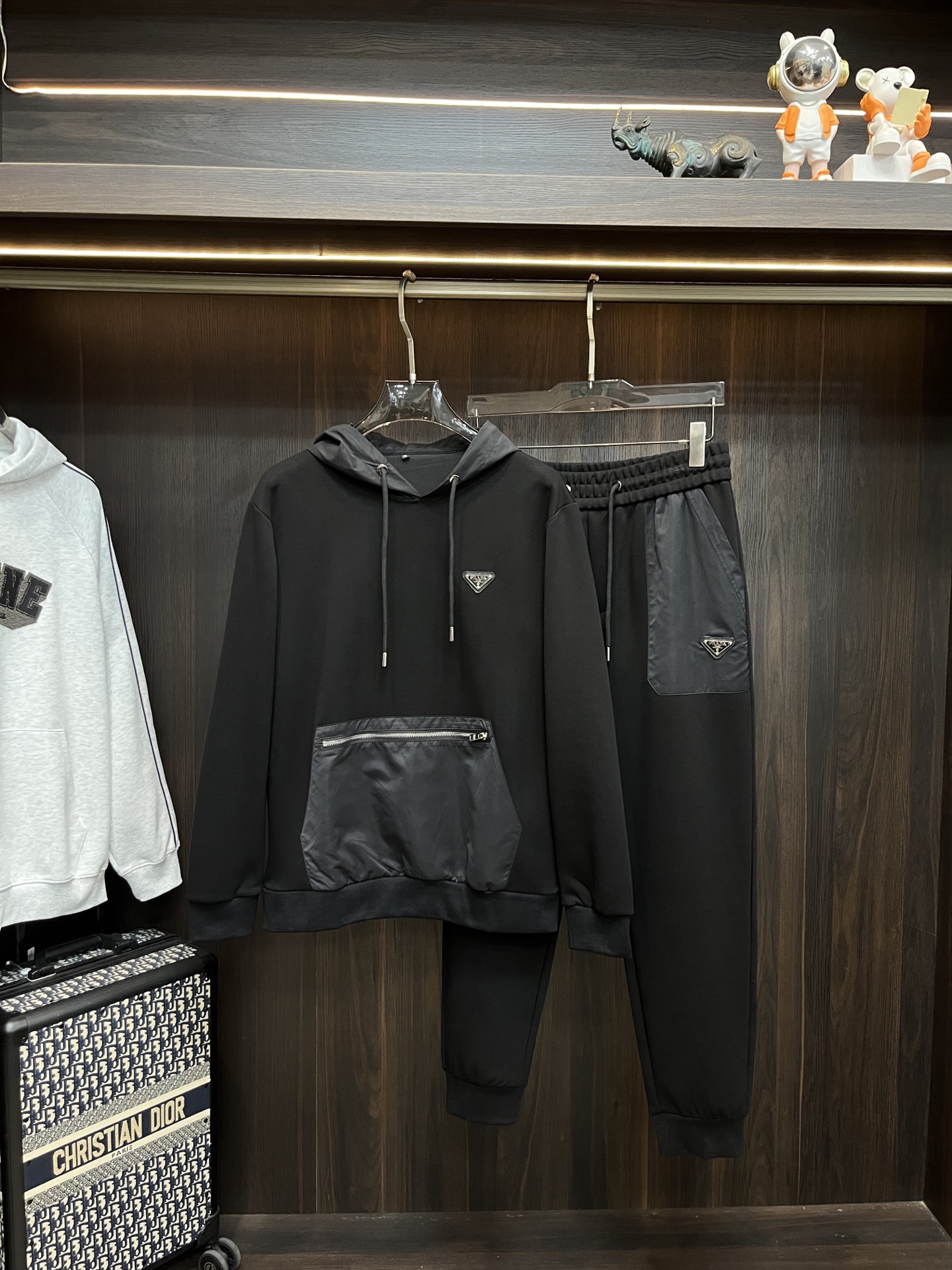 NO:629279,Mainly recommend Prada 2025ss autumn new style release autumn hot style suit!  Wearing it makes you feel comfortable and slim, lazy and casual, combined with clean and simple colors, it is particularly eye-catching and suitable for daily wear~ We introduce sports items decorated with vibrant prints to welcome the arrival of the warm season. Size M-3XL H2025 new model debut,, prada, alexander wang19860909主推 普拉达 2025ss秋季新款发布秋季爆款套装！穿上就是舒适自在又显瘦的存在,慵懒而随性,结合干净简单的色系就特别耐看,适合日常穿着~倾情推出缀饰活力印花的运动单品,迎接温暖季节的到来. 尺码M-3XL H2025新款首发,,prada,alexander wang,Men's clothing