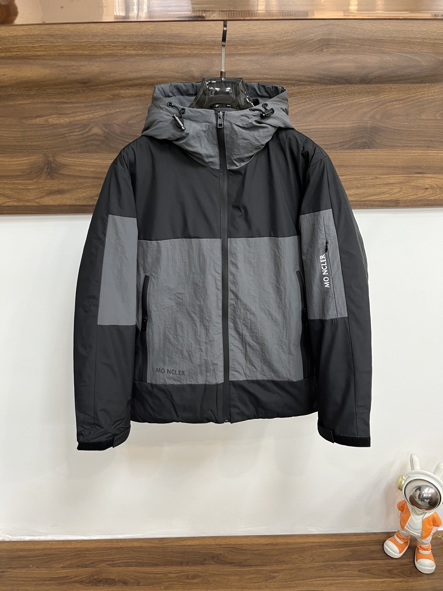 NO:655499,The main recommendation is down Moncler, the latest fashionable designer down jacket hooded down jacket, outdoor down jacket, 90# white duck down filling, every detail shows high-end craftsmanship. The design changes of structural tailoring show the diverse image changes of men. They are slim and neat, and tailored to meet the current popular multi-layered outfits and versatile styles for life!  Size M-XXXL H new model debut,,Moncler,jackets & coats,down jacket,hats,alexander wang19860909主推羽绒 Moncler 蒙口 最新款时尚设计师款羽绒外套连帽羽绒服,户外羽绒服冲锋衣,90#白鸭绒填充,处处细节显工艺足够的高级 结构性剪裁的设计改变来展现男士多样的形象变化,修身利落、剪裁合体,满足时下正流行的多层次穿搭,生活百搭款式！ 码数M-XXXL H新款首发,,Moncler,jackets & coats,down jacket,hats,alexander wang,Men's clothing