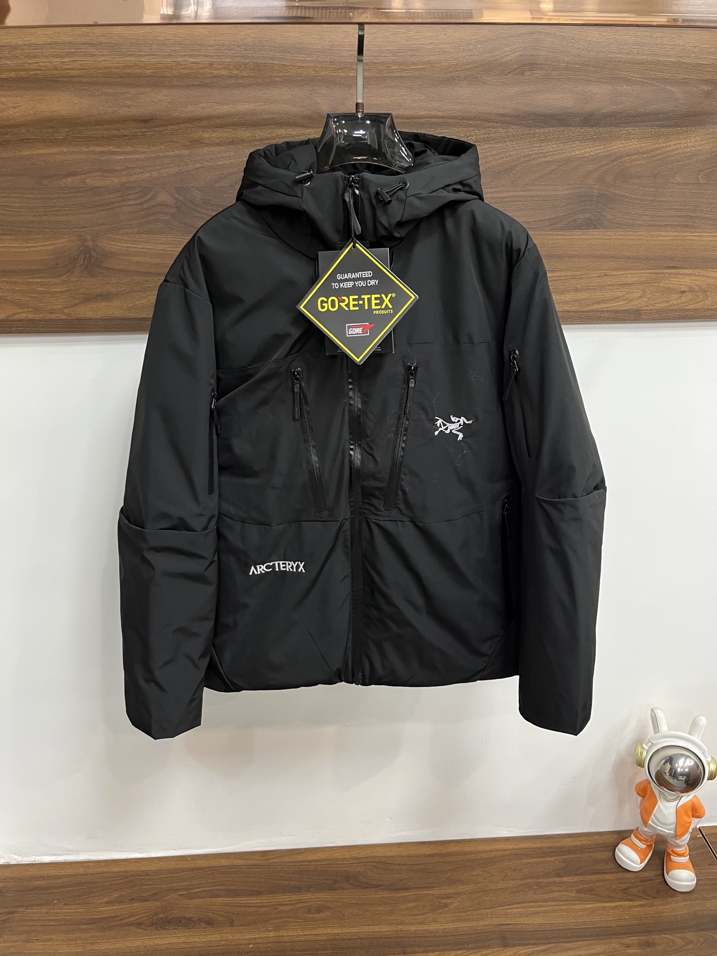 NO:655504,The main recommendation is down Arc'teryx, the latest fashion designer down jacket hooded down jacket, outdoor down jacket, 90# white duck down filling, every detail shows high-end craftsmanship. The design changes of structural tailoring show the diverse image changes of men. They are slim and neat, and tailored to meet the current popular multi-layered outfits and versatile styles for life!  Size M-XXXL H new model debut,arc'teryx,jackets & coats,down jacket,hats,alexander wang19860909主推羽绒 始祖鸟 最新款时尚设计师款羽绒外套连帽羽绒服,户外羽绒服冲锋衣,90#白鸭绒填充,处处细节显工艺足够的高级 结构性剪裁的设计改变来展现男士多样的形象变化,修身利落、剪裁合体,满足时下正流行的多层次穿搭,生活百搭款式！ 码数M-XXXL H新款首发,arc'teryx,jackets & coats,down jacket,hats,alexander wang,Men's clothing