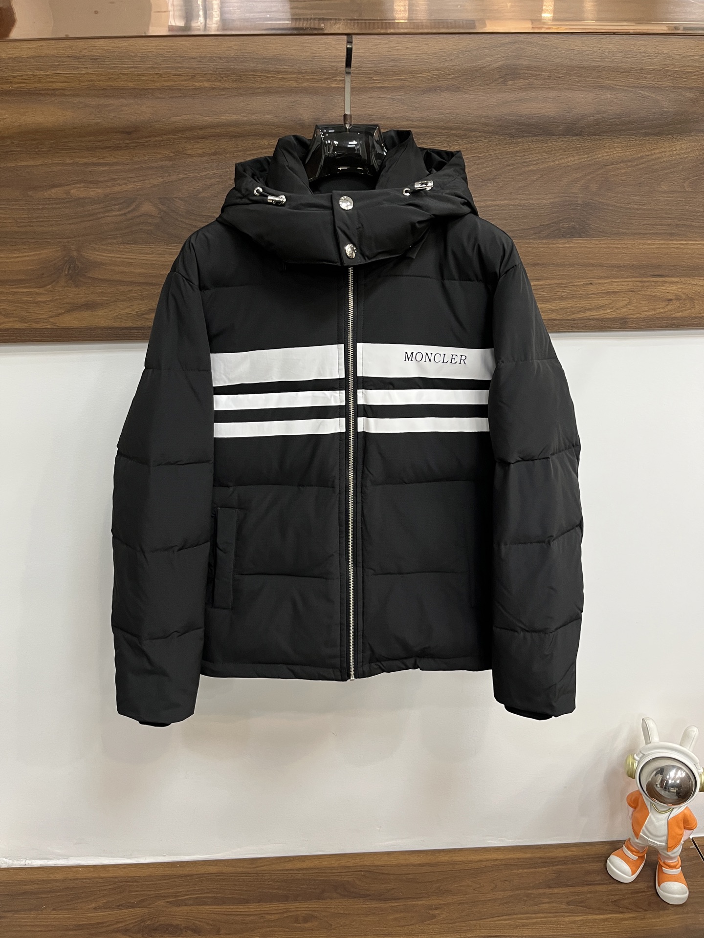 NO:655506,The main recommendation is down Moncler's latest fashion designer down jacket, hooded down jacket, outdoor down jacket, 90# white duck down filling, every detail shows high-end craftsmanship. The design changes of structural tailoring show the diverse image changes of men. They are slim and neat, and tailored to meet the current popular multi-layered outfits and versatile styles for life!  Size M-XXXL H new model debut,,Moncler,jackets & coats,down jacket,hats,alexander wang19860909主推羽绒 Moncler 最新款时尚设计师款羽绒外套蒙口连帽羽绒服,户外羽绒服冲锋衣,90#白鸭绒填充,处处细节显工艺足够的高级 结构性剪裁的设计改变来展现男士多样的形象变化,修身利落、剪裁合体,满足时下正流行的多层次穿搭,生活百搭款式！ 码数M-XXXL H新款首发,,Moncler,jackets & coats,down jacket,hats,alexander wang,Men's clothing