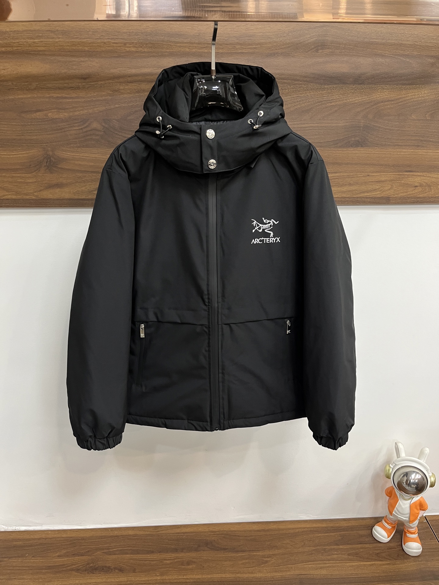 NO:655510,The main recommendation is down Arc'teryx, the latest fashion designer down jacket hooded down jacket, outdoor down jacket, 90# white duck down filling, every detail shows high-end craftsmanship. The design changes of structural tailoring show the diverse image changes of men. They are slim and neat, and tailored to meet the current popular multi-layered outfits and versatile styles for life!  Size M-XXXL H new model debut,arc'teryx,jackets & coats,down jacket,hats,alexander wang19860909主推羽绒 始祖鸟 最新款时尚设计师款羽绒外套连帽羽绒服,户外羽绒服冲锋衣,90#白鸭绒填充,处处细节显工艺足够的高级 结构性剪裁的设计改变来展现男士多样的形象变化,修身利落、剪裁合体,满足时下正流行的多层次穿搭,生活百搭款式！ 码数M-XXXL H新款首发,arc'teryx,jackets & coats,down jacket,hats,alexander wang,Men's clothing