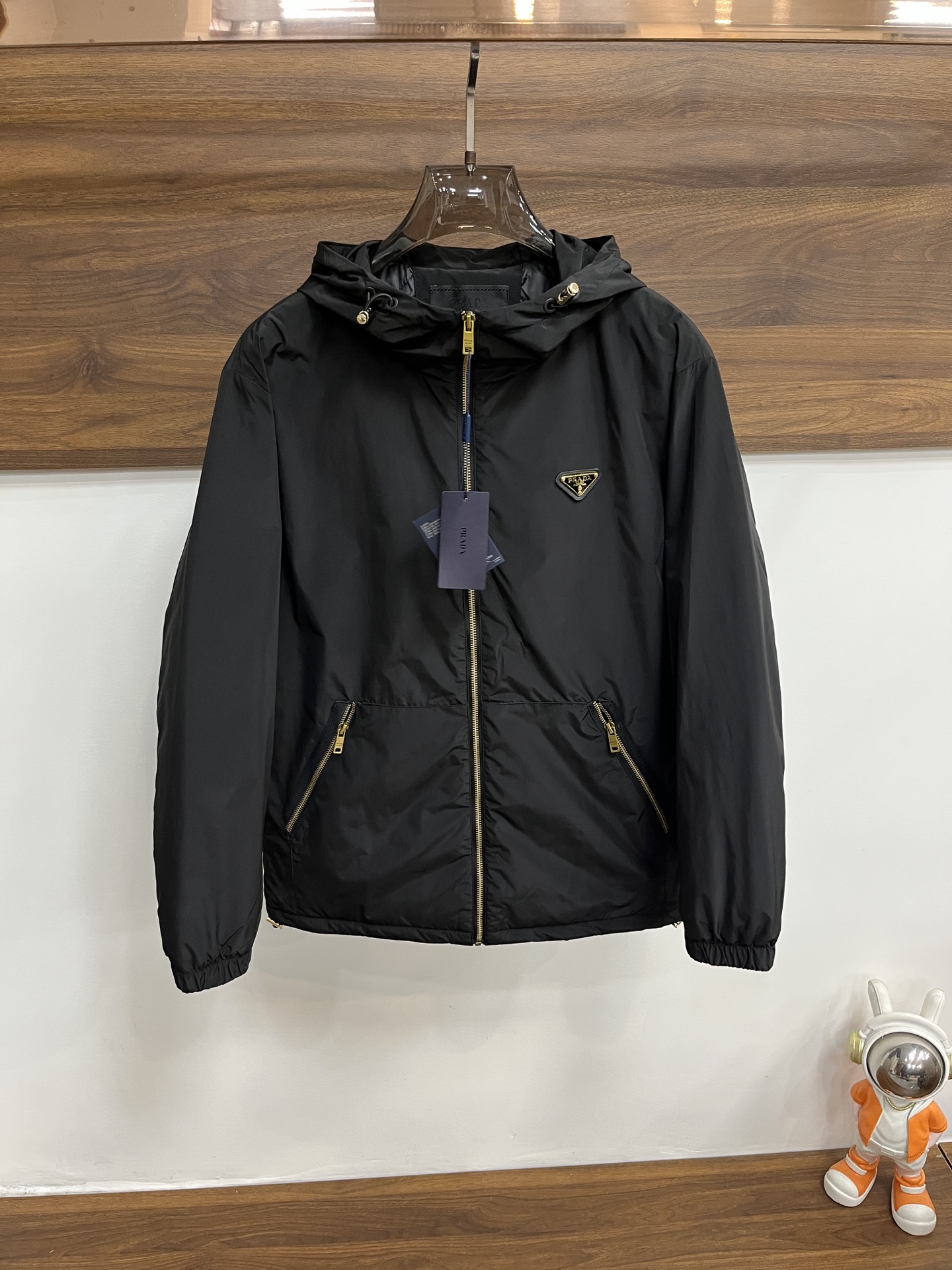 NO:683908,Mainly recommending down Prada 2025 latest fashion designer down jacket hooded down jacket, outdoor down jacket, 90# white duck down filling, every detail shows high-end craftsmanship. The structural tailoring design changes to show men's diverse image changes, slim and neat, tailoring to meet the current popular multi-layered wear, versatile style for life!  Size M-XXXL H2025 new model debut,, prada, jackets & coats, down jacket, hats,19860909主推羽绒 普拉达 2025最新款时尚设计师款羽绒外套连帽羽绒服,户外羽绒服冲锋衣,90#白鸭绒填充,处处细节显工艺足够的高级 结构性剪裁的设计改变来展现男士多样的形象变化,修身利落、剪裁合体,满足时下正流行的多层次穿搭,生活百搭款式！ 码数M-XXXL H2025新款首发,,prada,jackets & coats,down jacket,hats,,Men's clothing