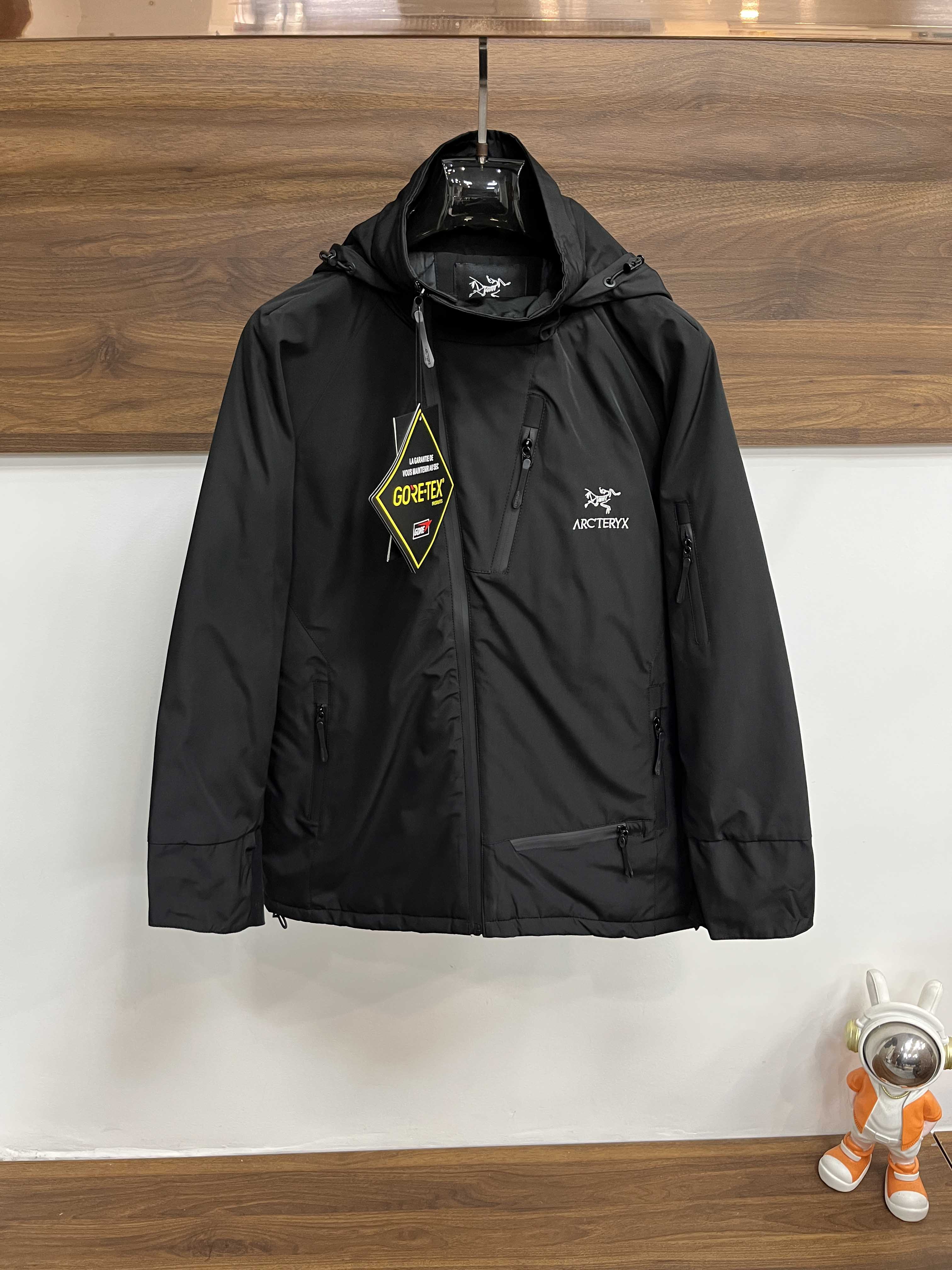 NO:683911,Mainly recommend down Arc'teryx 2025 latest fashion designer down jacket hooded down jacket, outdoor down jacket, 90# white duck down filling, every detail shows high-end craftsmanship. The structural tailoring design changes to show men's diverse image changes, slim fit, tailoring, to meet the current popular multi-layered wear, versatile style for life!  Size M-XXXL H2025 new model debut, arc'teryx, jackets & coats, down jacket, hats,19860909主推羽绒 始祖鸟 2025最新款时尚设计师款羽绒外套连帽羽绒服,户外羽绒服冲锋衣,90#白鸭绒填充,处处细节显工艺足够的高级 结构性剪裁的设计改变来展现男士多样的形象变化,修身利落、剪裁合体,满足时下正流行的多层次穿搭,生活百搭款式！ 码数M-XXXL H2025新款首发,arc'teryx,jackets & coats,down jacket,hats,,Men's clothing