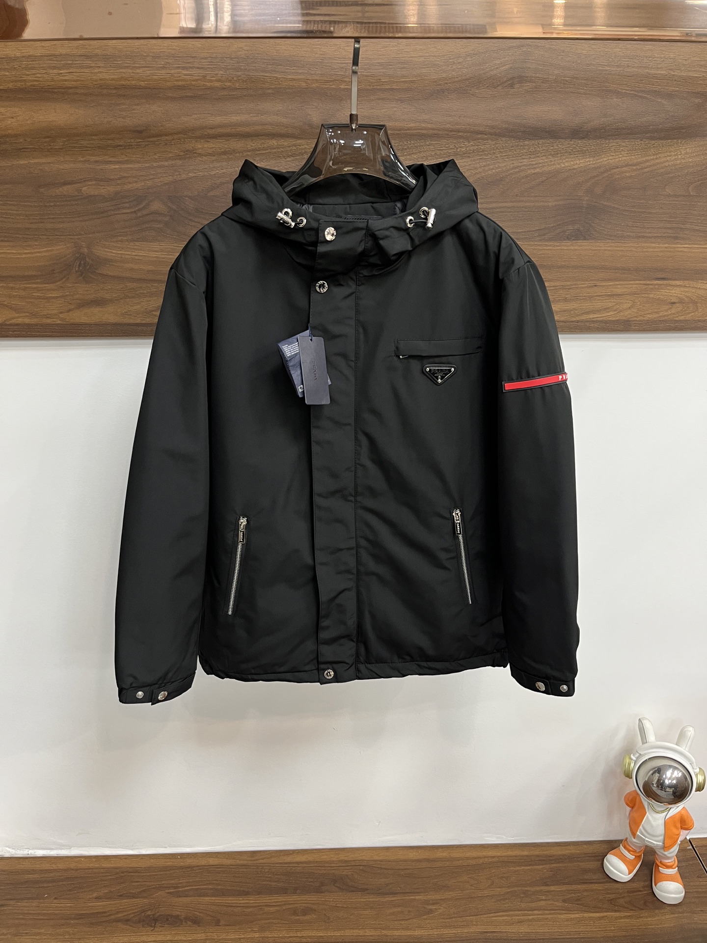 NO:644607,The main recommendation is Prada's latest fashion designer cotton jacket, hooded cotton jacket ~ Every detail shows craftsmanship, and the design changes of advanced structural tailoring are enough to show the diverse image changes of men. It is slim and neat, and the tailoring is well-fitted. It meets the current popular multi-layered outfits and is a versatile style for life!  Size M-XXXL H new model debut,,prada,jackets & coats,jackets & coats,hats,alexander wang19860909主推羽 普拉达 最新款时尚设计师款棉衣外套连帽棉衣夹克外套服～处处细节显工艺足够的高级结构性剪裁的设计改变来展现男士多样的形象变化,修身利落、剪裁合体,满足时下正流行的多层次穿搭,生活百搭款式！ 码数M-XXXL H新款首发,,prada,jackets & coats,jackets & coats,hats,alexander wang,Men's clothing