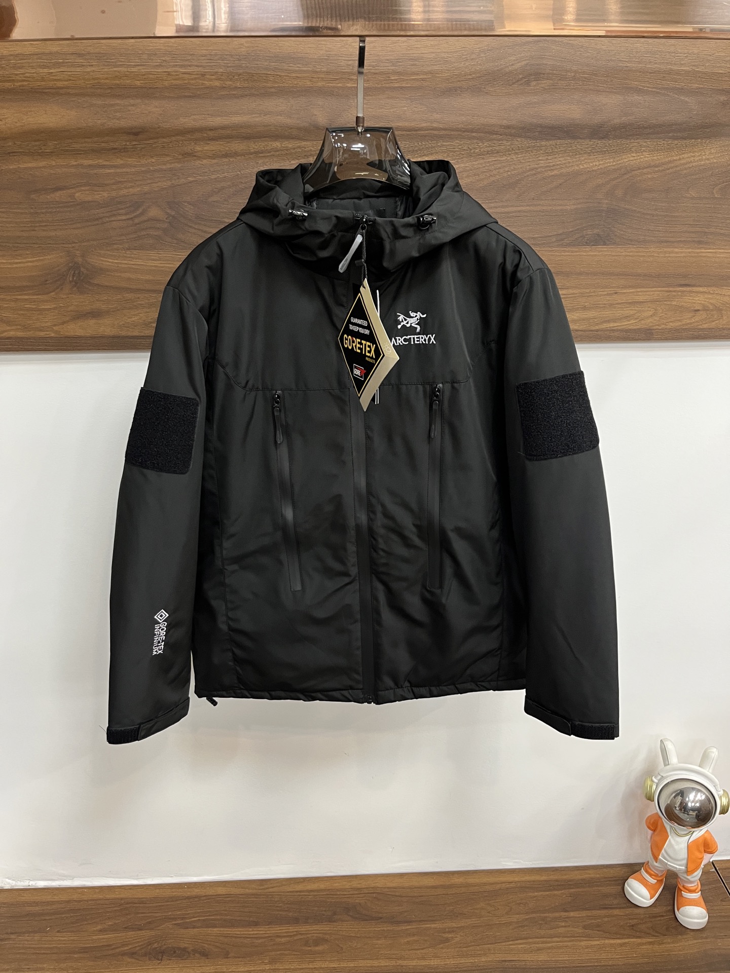 NO:644604,The main recommendation is Archaeopteryx, the latest fashionable designer cotton jacket, hooded cotton jacket, and outer clothing ~ Every detail shows craftsmanship, and the design changes of advanced structural tailoring are enough to show the diverse image changes of men. The slim fit and tailored fit meet the current popular multi-layered outfits and are versatile styles for life!  Size M-XXXL H new model first release,arc'teryx,jackets & coats,jackets & coats,hats,alexander wang19860909主推羽 始祖鸟 最新款时尚设计师款棉衣外套连帽棉衣夹克外套服～处处细节显工艺足够的高级结构性剪裁的设计改变来展现男士多样的形象变化,修身利落、剪裁合体,满足时下正流行的多层次穿搭,生活百搭款式！ 码数M-XXXL H新款首发,arc'teryx,jackets & coats,jackets & coats,hats,alexander wang,Men's clothing