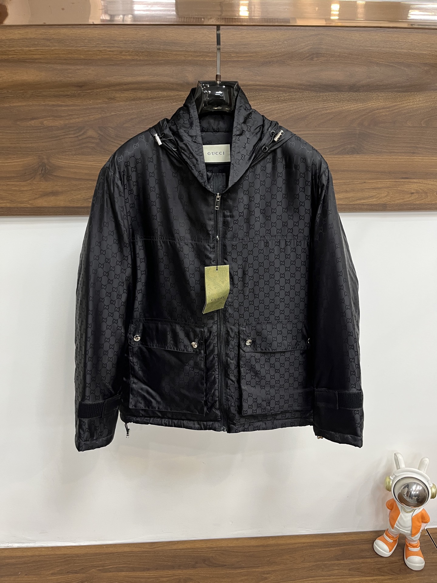 NO:644598,The main recommendation is GUCCI, the latest fashion designer cotton jacket, hooded cotton jacket, outer jacket ~ every detail shows craftsmanship, and the design changes of advanced structural tailoring are enough to show the diverse image changes of men. The slim fit and tailored fit meet the current popular multi-layered outfits and are versatile styles for life!  Size M-XXXL H new model first release,,gucci,gucci,jackets & coats,jackets & coats,hats,alexander wang19860909主推羽 GUCCI 古驰,最新款时尚设计师款棉衣外套连帽棉衣夹克外套服～处处细节显工艺足够的高级结构性剪裁的设计改变来展现男士多样的形象变化,修身利落、剪裁合体,满足时下正流行的多层次穿搭,生活百搭款式！ 码数M-XXXL H新款首发,,gucci,gucci,jackets & coats,jackets & coats,hats,alexander wang,Men's clothing