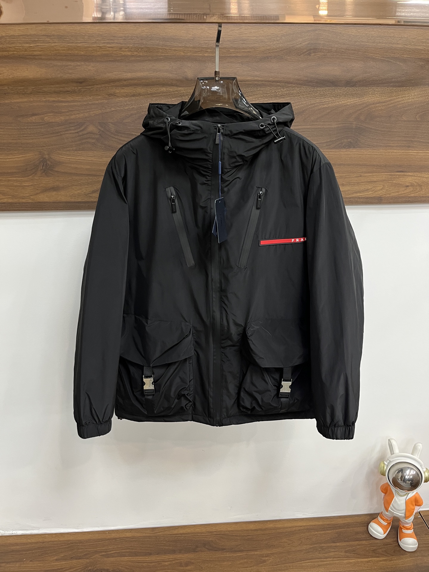 NO:644595,The main recommendation is PRADA, the latest fashion designer cotton jacket, hooded cotton jacket ~ Every detail shows the craftsmanship, and the design changes of the advanced structural tailoring are enough to show the diverse image changes of men. The slim fit and tailored fit meet the current popular multi-layered outfits and are versatile styles for life!  Size M-XXXL H new model debut,,prada,prada,jackets & coats,jackets & coats,hats,alexander wang19860909主推羽 PRADA 普拉达 最新款时尚设计师款棉衣外套连帽棉衣夹克外套服～处处细节显工艺足够的高级结构性剪裁的设计改变来展现男士多样的形象变化,修身利落、剪裁合体,满足时下正流行的多层次穿搭,生活百搭款式！ 码数M-XXXL H新款首发,,prada,prada,jackets & coats,jackets & coats,hats,alexander wang,Men's clothing