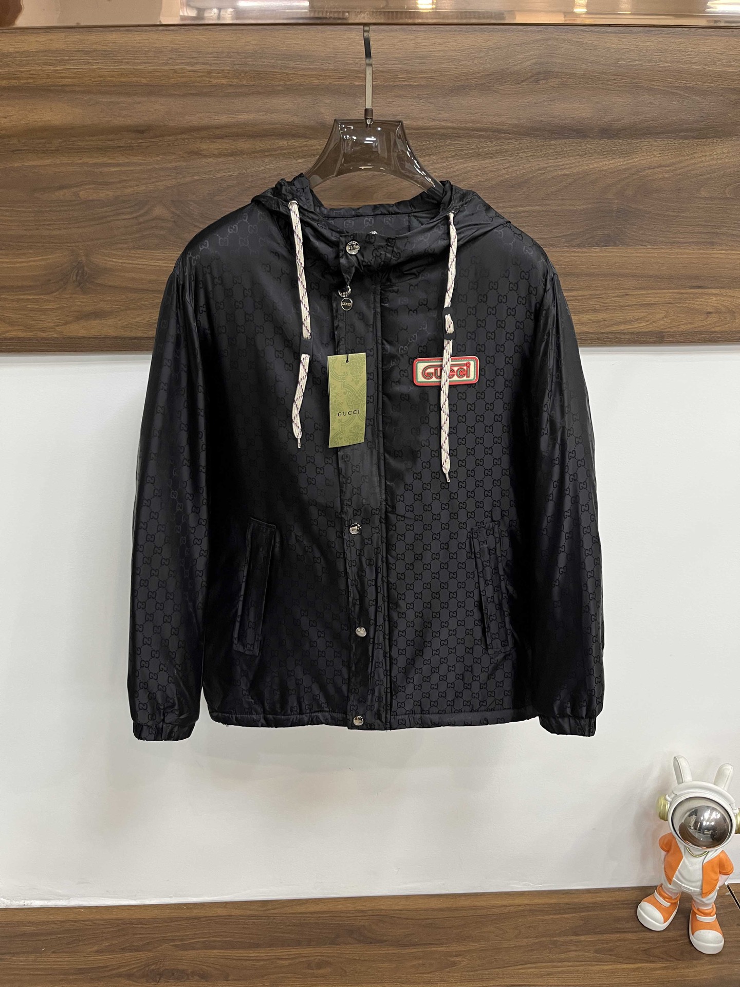 NO:644589,The main recommendation is Gucci, the latest fashion designer cotton jacket, hooded cotton jacket ~ Every detail shows craftsmanship, and the design changes are enough high-end structural tailoring to show the diverse image changes of men. The slim fit and tailored fit meet the current popular multi-layered outfits and are versatile styles for life!  Size M-XXXL H new model debut,,gucci,jackets & coats,jackets & coats,hats,alexander wang19860909主推羽 Gucci 古奇 最新款时尚设计师款棉衣外套连帽棉衣夹克外套服～处处细节显工艺足够的高级结构性剪裁的设计改变来展现男士多样的形象变化,修身利落、剪裁合体,满足时下正流行的多层次穿搭,生活百搭款式！ 码数M-XXXL H新款首发,,gucci,jackets & coats,jackets & coats,hats,alexander wang,Men's clothing