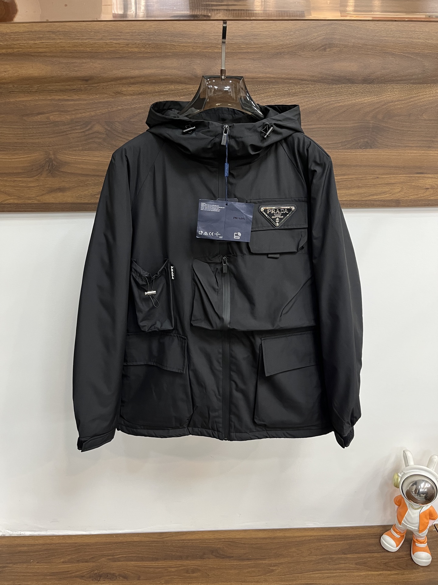 NO:644586,The main recommendation is Prada's latest fashion designer cotton jacket, hooded cotton jacket ~ Every detail shows craftsmanship, and the design changes of advanced structural tailoring are enough to show the diverse image changes of men. It is slim and neat, and the tailoring is well-fitted. It meets the current popular multi-layered outfits and is a versatile style for life!  Size M-XXXL H new model debut,,prada,jackets & coats,jackets & coats,hats,alexander wang19860909主推羽 普拉达 最新款时尚设计师款棉衣外套连帽棉衣夹克外套服～处处细节显工艺足够的高级结构性剪裁的设计改变来展现男士多样的形象变化,修身利落、剪裁合体,满足时下正流行的多层次穿搭,生活百搭款式！ 码数M-XXXL H新款首发,,prada,jackets & coats,jackets & coats,hats,alexander wang,Men's clothing