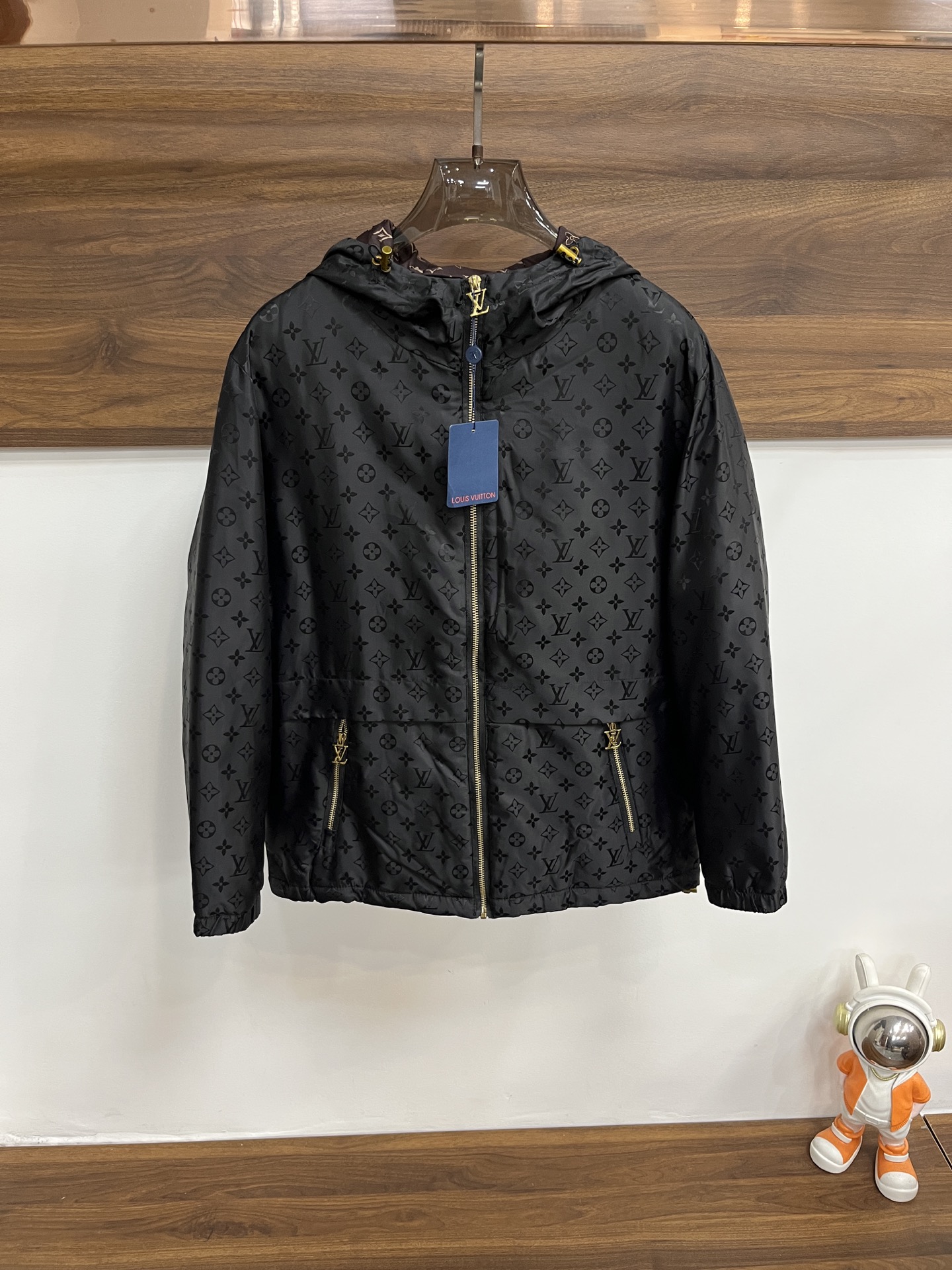 NO:644581,The main recommendation is Feather Lv's latest fashion designer cotton jacket, hooded cotton jacket ~ Every detail shows craftsmanship, and the design changes are enough advanced structural tailoring to show men's diverse image changes. They are slim and neat, and tailored to meet the current popular multi-layered outfits and versatile styles for life!  Size M-XXXL H new model debut,,louis vuitton,jackets & coats,jackets & coats,hats,alexander wang19860909主推羽 Lv 最新款时尚设计师款棉衣外套连帽棉衣夹克外套服～处处细节显工艺足够的高级结构性剪裁的设计改变来展现男士多样的形象变化,修身利落、剪裁合体,满足时下正流行的多层次穿搭,生活百搭款式！ 码数M-XXXL H新款首发,,louis vuitton,jackets & coats,jackets & coats,hats,alexander wang,Men's clothing