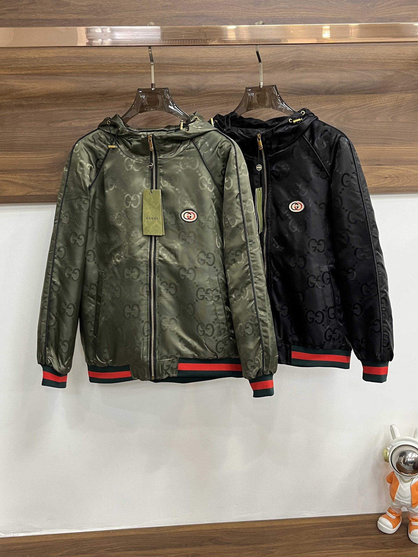 NO:644590,The main recommendation is Gucci, the latest fashion designer cotton jacket, hooded cotton jacket ~ Every detail shows craftsmanship, and the design changes are enough high-end structural tailoring to show the diverse image changes of men. The slim fit and tailored fit meet the current popular multi-layered outfits and are versatile styles for life!  Size M-XXXL H new model debut,,gucci,jackets & coats,jackets & coats,hats,alexander wang19860909主推羽 Gucci 古奇 最新款时尚设计师款棉衣外套连帽棉衣夹克外套服～处处细节显工艺足够的高级结构性剪裁的设计改变来展现男士多样的形象变化,修身利落、剪裁合体,满足时下正流行的多层次穿搭,生活百搭款式！ 码数M-XXXL H新款首发,,gucci,jackets & coats,jackets & coats,hats,alexander wang,Men's clothing