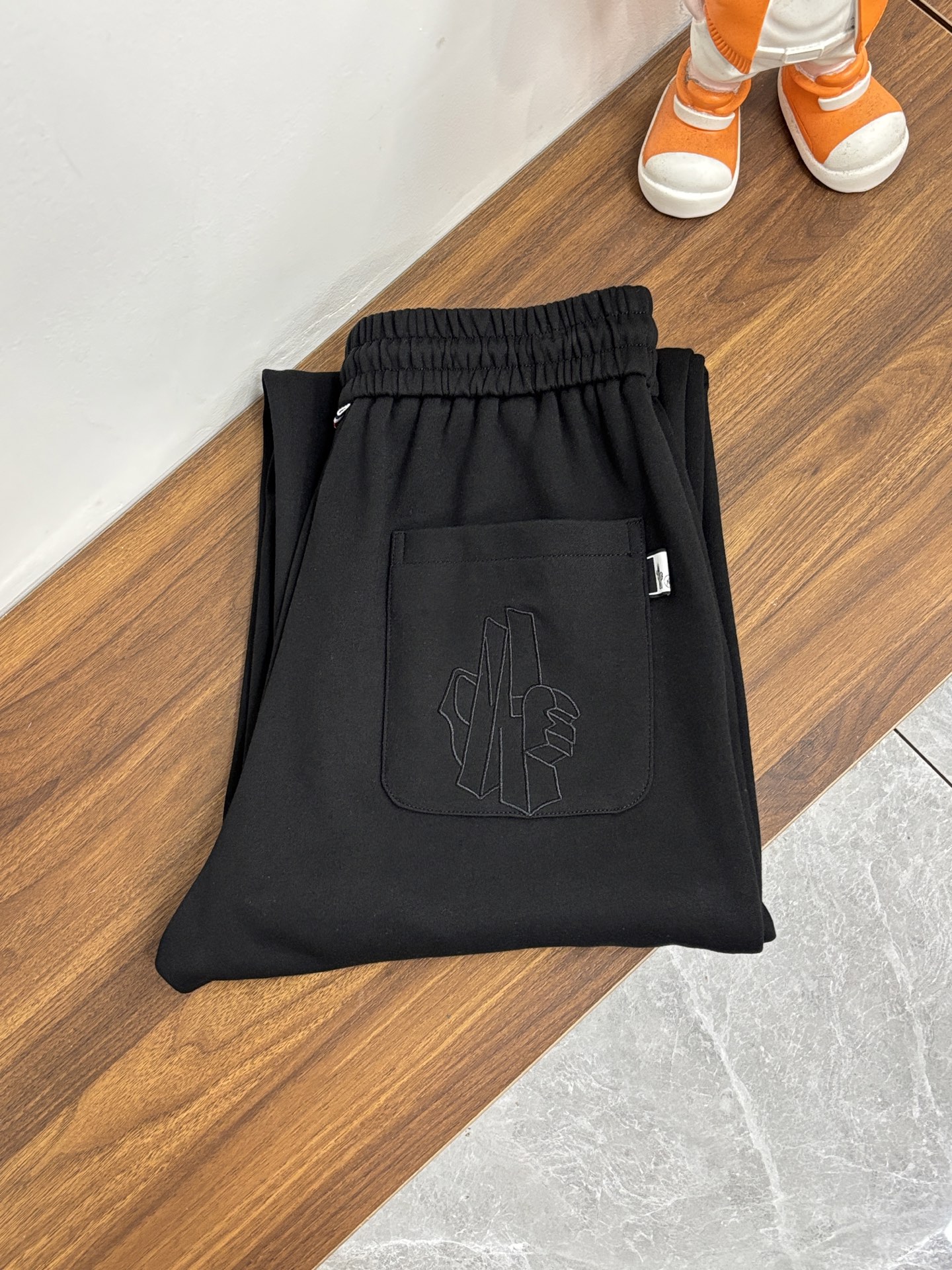 NO:629164,We mainly recommend the new 2025 autumn and winter casual pants for mengmu!  On sale simultaneously on the official website. The brand's classic LOGO casual pants, customized fabrics, excellent comfort, strong touch. Highly recognizable, perfect appearance and craftsmanship. Size M-3XL H2025 new model debut, Moncler, alexander wang19860909主推 蒙口 2025秋冬新款休闲裤！官网同步发售.品牌经典LOGO休闲裤 ,定制面料,舒适度极好,手触感强烈.辨识度极高,完美品相工艺. 尺码M-3XL H2025新款首发,,Moncler,alexander wang,Men's clothing