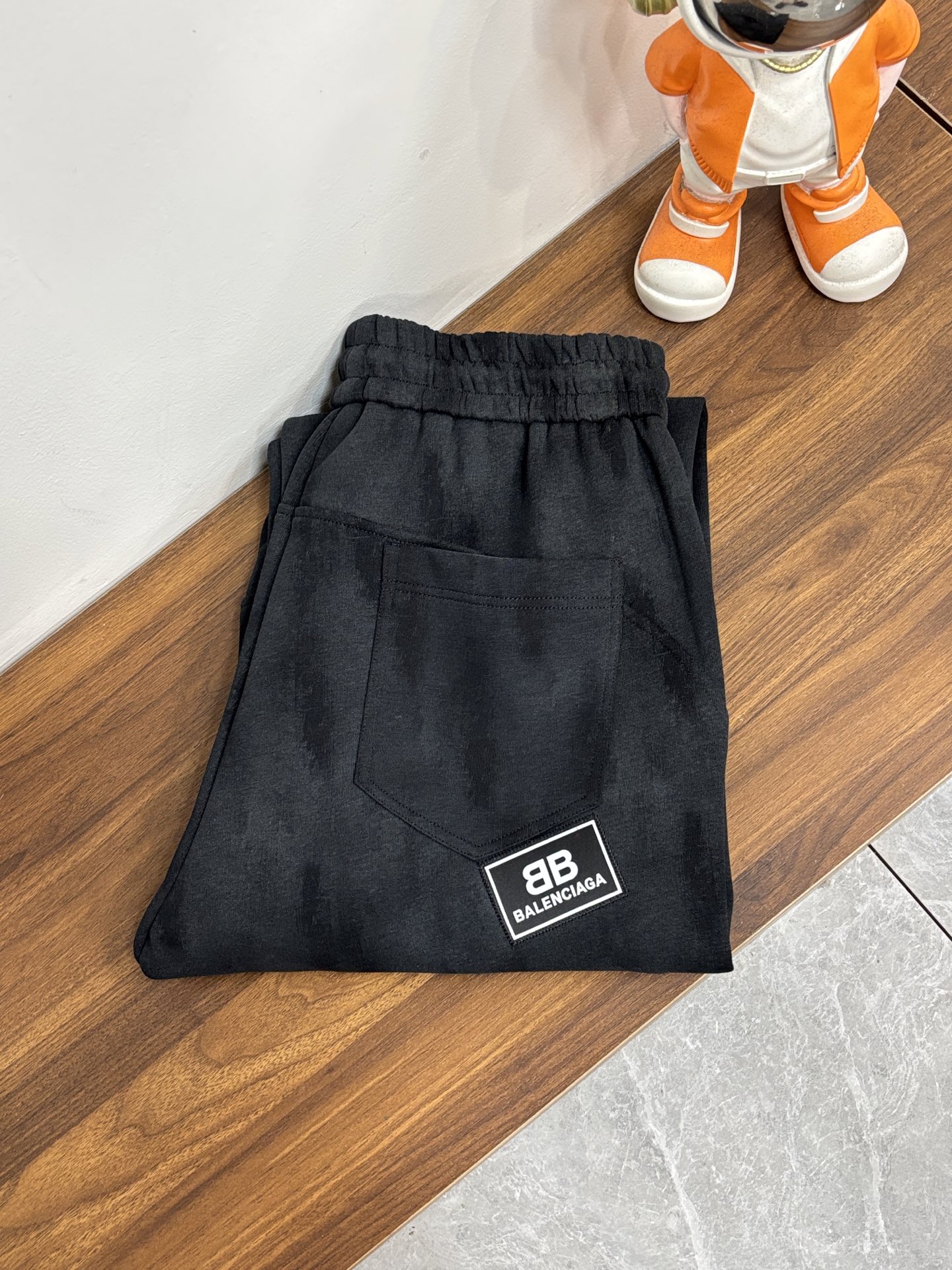 NO:629171,Mainly recommending Balenciaga’s 2025 autumn and winter new casual pants!  On sale simultaneously on the official website. The brand's classic LOGO casual pants, customized fabrics, excellent comfort, strong touch. Highly recognizable, perfect appearance and craftsmanship. Size M-3XL H2025 new model debut, balenciaga, alexander wang19860909主推 巴黎世家 2025秋冬新款休闲裤！官网同步发售.品牌经典LOGO休闲裤 ,定制面料,舒适度极好,手触感强烈.辨识度极高,完美品相工艺. 尺码M-3XL H2025新款首发,,balenciaga,alexander wang,Men's clothing