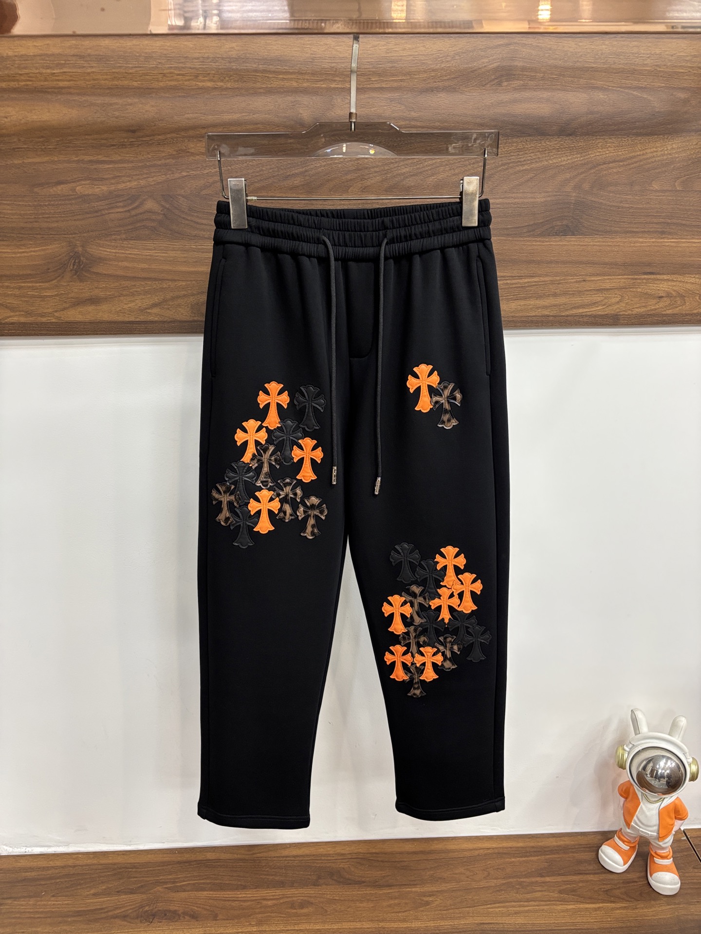 NO:745315,Mainly recommend Croxin 2025 new autumn and winter casual pants!  On sale simultaneously on the official website. The brand's classic LOGO casual pants, customized fabrics, excellent comfort, strong touch. Highly recognizable, perfect appearance and craftsmanship. Size M-3XL H2025 new model debut,, chrome hearts,19860909主推 克罗心 2025秋冬新款休闲裤！官网同步发售.品牌经典LOGO休闲裤 ,定制面料,舒适度极好,手触感强烈.辨识度极高,完美品相工艺. 尺码M-3XL H2025新款首发,,chrome hearts,,Men's clothing