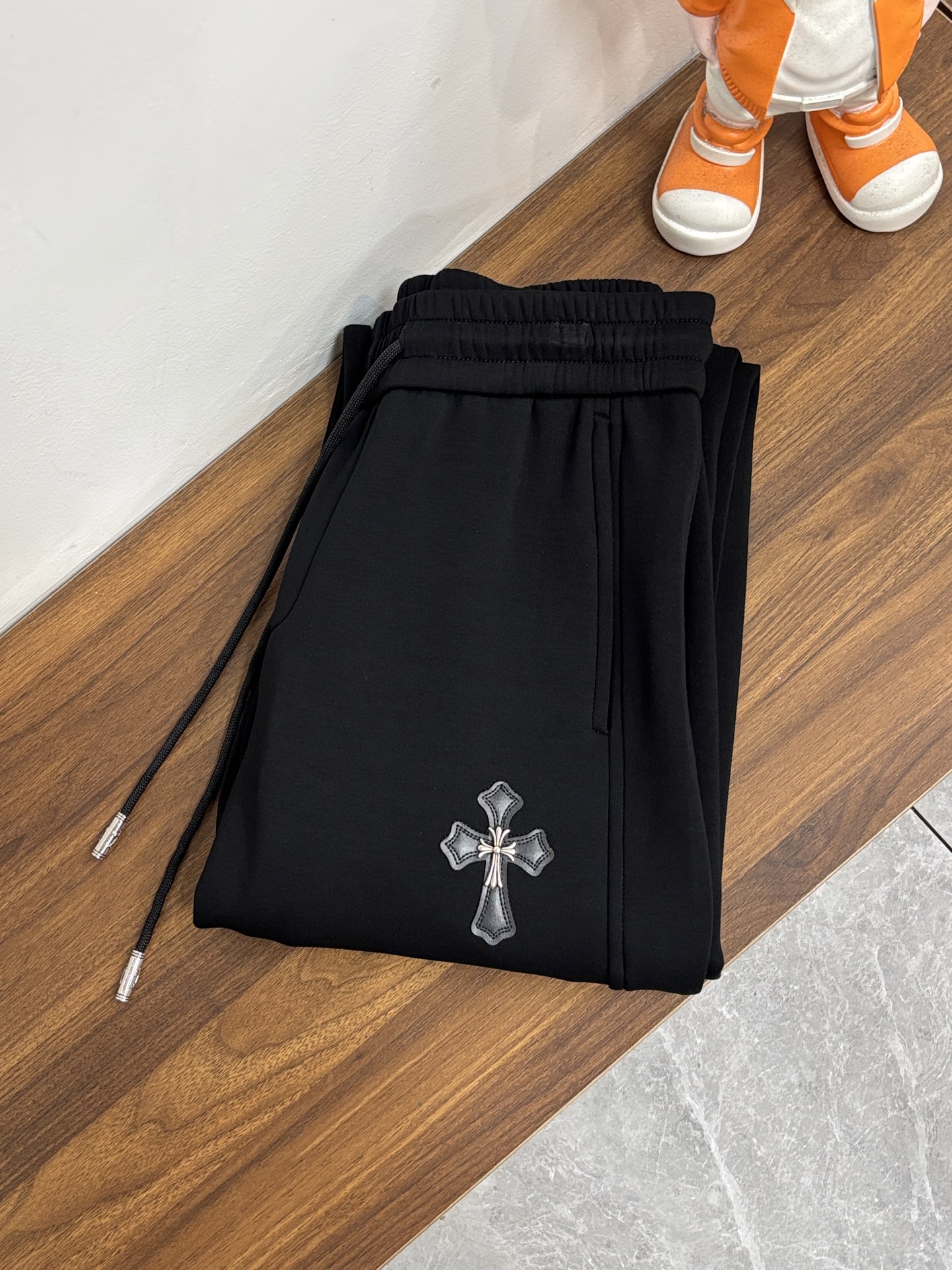 NO:629177,Mainly recommend Croxin 2025 new autumn and winter casual pants!  On sale simultaneously on the official website. Brand classic LOGO casual pants, customized fabrics, excellent comfort, strong touch. Highly recognizable, perfect appearance and craftsmanship. Size M-3XL H2025 new model debut, chrome hearts, alexander wang19860909主推 克罗心 2025秋冬新款休闲裤！官网同步发售.品牌经典LOGO休闲裤 ,定制面料,舒适度极好,手触感强烈.辨识度极高,完美品相工艺. 尺码M-3XL H2025新款首发,,chrome hearts,alexander wang,Men's clothing