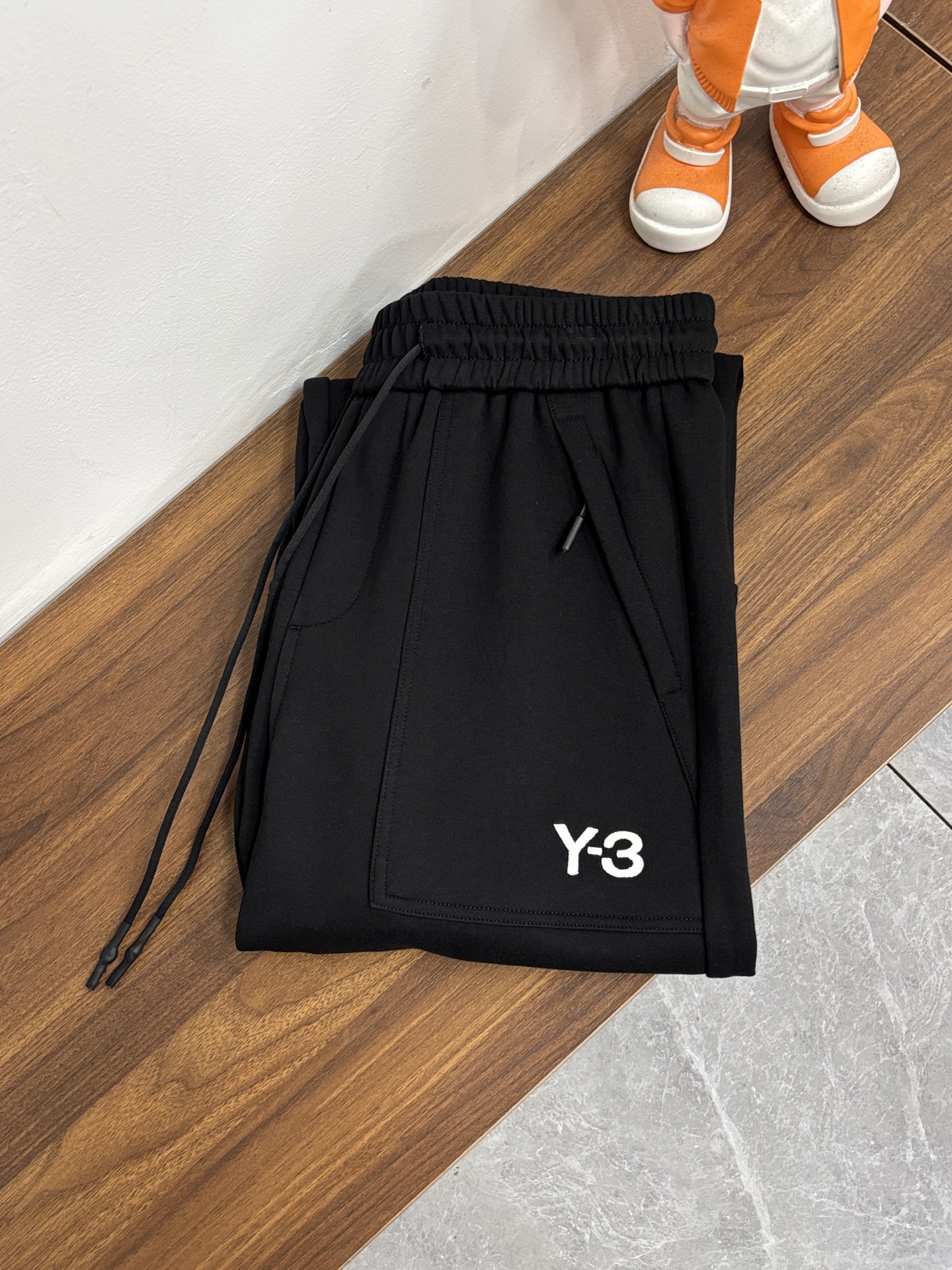 NO:629184,Mainly recommend Y-3 2025 autumn and winter new casual pants!  On sale simultaneously on the official website. The brand's classic LOGO casual pants, customized fabrics, excellent comfort, strong touch. Highly recognizable, perfect appearance and craftsmanship. Size M-3XL H2025 new model debut,, alexander wang19860909主推 Y-3 2025秋冬新款休闲裤！官网同步发售.品牌经典LOGO休闲裤 ,定制面料,舒适度极好,手触感强烈.辨识度极高,完美品相工艺. 尺码M-3XL H2025新款首发,,alexander wang,Men's clothing