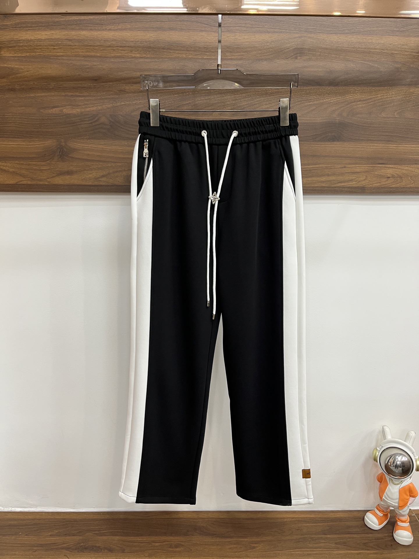 NO:745310,Mainly recommend LV 2025 autumn and winter new casual pants!  On sale simultaneously on the official website. The brand's classic LOGO casual pants, customized fabrics, extremely comfortable and strong to the touch. Highly recognizable, perfect appearance and craftsmanship. Size M-3XL H2025 new model debut, louis vuitton,19860909主推 LV  2025秋冬新款休闲裤！官网同步发售.品牌经典LOGO休闲裤 ,定制面料,舒适度极好,手触感强烈.辨识度极高,完美品相工艺. 尺码M-3XL H2025新款首发,,louis vuitton,,Men's clothing