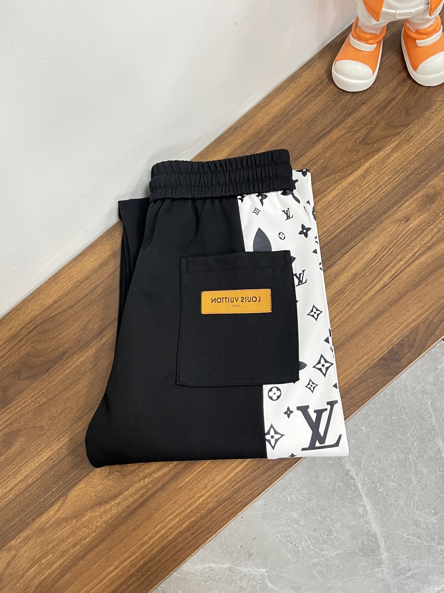 NO:629191,Mainly recommend LV 2025 autumn and winter new casual pants!  On sale simultaneously on the official website. The brand's classic LOGO casual pants, customized fabrics, excellent comfort, strong touch. Highly identifiable, perfect appearance and craftsmanship. Size M-3XL H2025 new model debut, louis vuitton, alexander wang19860909主推 LV  2025秋冬新款休闲裤！官网同步发售.品牌经典LOGO休闲裤 ,定制面料,舒适度极好,手触感强烈.辨识度极高,完美品相工艺. 尺码M-3XL H2025新款首发,,louis vuitton,alexander wang,Men's clothing