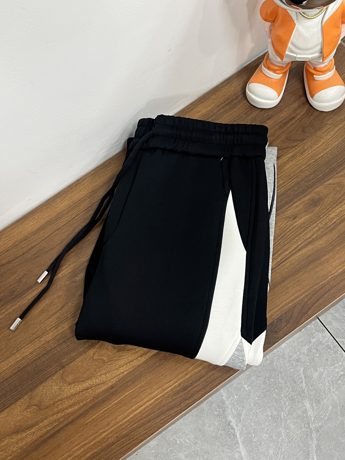 NO:629198,Mainly recommending Balenciaga’s 2025 autumn and winter new casual pants!  On sale simultaneously on the official website. The brand's classic LOGO casual pants, customized fabrics, excellent comfort, strong touch. Highly recognizable, perfect appearance and craftsmanship. Size M-3XL H2025 new model debut, balenciaga, alexander wang19860909主推 巴黎世家  2025秋冬新款休闲裤！官网同步发售.品牌经典LOGO休闲裤 ,定制面料,舒适度极好,手触感强烈.辨识度极高,完美品相工艺. 尺码M-3XL H2025新款首发,,balenciaga,alexander wang,Men's clothing