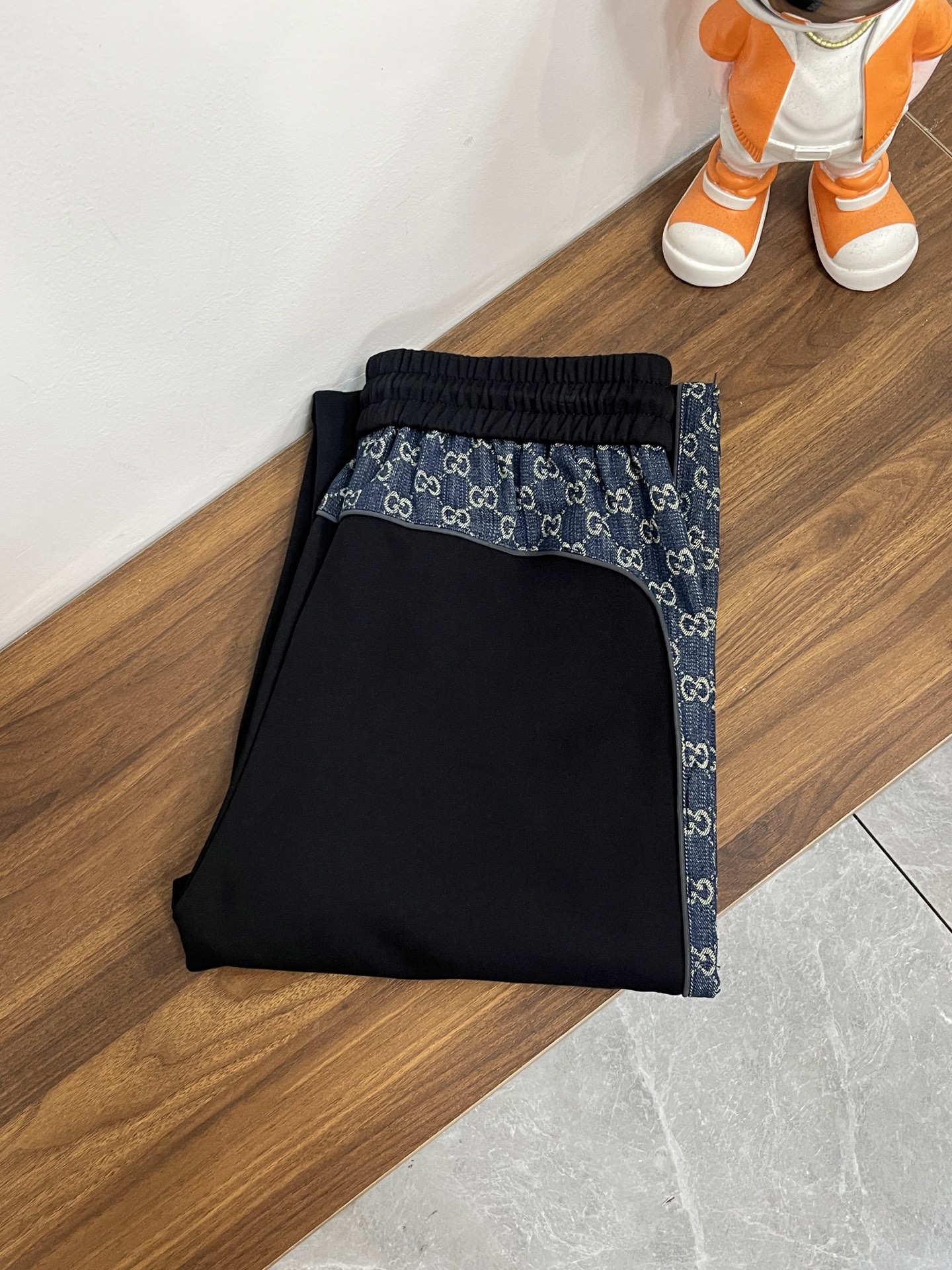 NO:629205,Mainly recommend GUCCI 2025 autumn and winter new casual pants!  On sale simultaneously on the official website. Brand classic LOGO casual pants, customized fabrics, excellent comfort, strong touch. Highly recognizable, perfect appearance and craftsmanship. Size M-3XL H2025 new model debut,, gucci, alexander wang19860909主推 GUCCI  2025秋冬新款休闲裤！官网同步发售.品牌经典LOGO休闲裤 ,定制面料,舒适度极好,手触感强烈.辨识度极高,完美品相工艺. 尺码M-3XL H2025新款首发,,gucci,alexander wang,Men's clothing