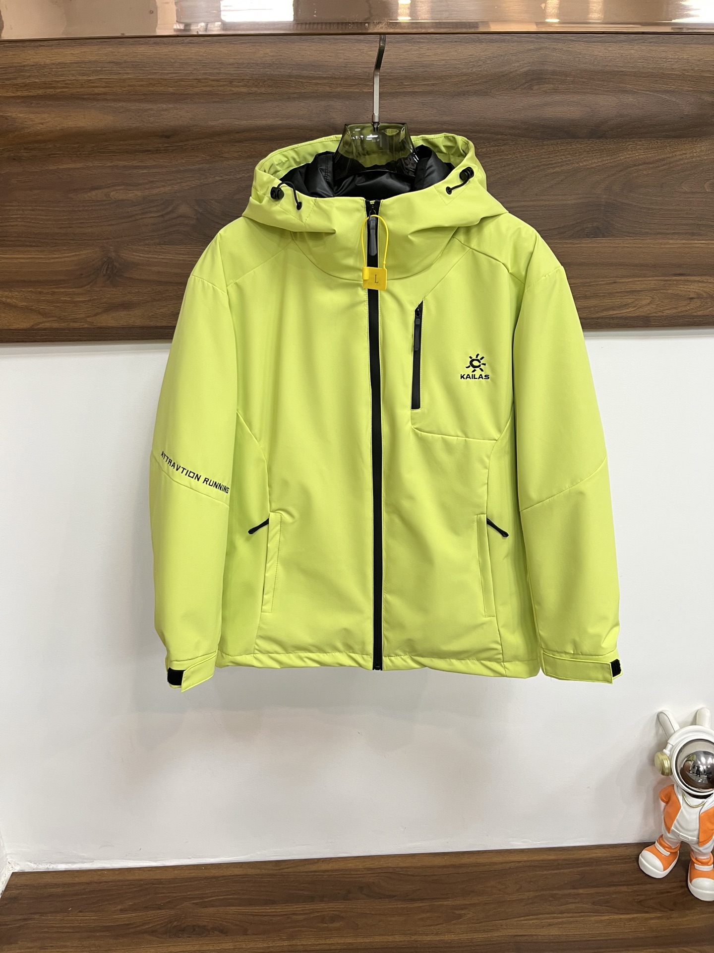 NO:629210,Mainly recommending down, Kailer Stone 2025 latest fashion designer down jacket hooded down jacket, outdoor down jacket, 90# white duck down filling, every detail shows craftsmanship, enough advanced structural tailoring design changes to show men's diverse image changes, slim and neat, tailoring, to meet the current popular multi-layered wear, versatile style in life!  Size M-XXXL H2025 new model debut,,jackets & coats,down jacket,hats,alexander wang19860909主推羽绒 凯乐石 2025最新款时尚设计师款羽绒外套连帽羽绒服,户外羽绒服冲锋衣,90#白鸭绒填充,处处细节显工艺足够的高级结构性剪裁的设计改变来展现男士多样的形象变化,修身利落、剪裁合体,满足时下正流行的多层次穿搭,生活百搭款式！ 码数M-XXXL H2025新款首发,,jackets & coats,down jacket,hats,alexander wang,Men's clothing