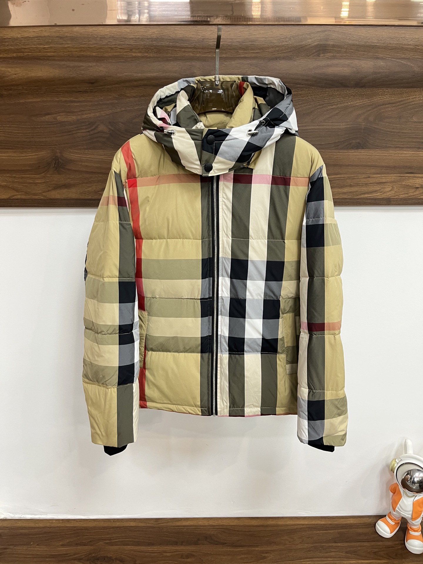 NO:629215,Mainly recommending down, Burberry's 2025 latest fashion designer down jacket hooded down jacket, outdoor down jacket, 90# white duck down filling, every detail shows craftsmanship, and enough advanced structural tailoring design changes to show men's diverse image changes, slim and neat, tailored to meet the current popular multi-layered outfits, versatile style for life!  Size M-XXXL H2025 new model debut,,burberry,jackets & coats,down jacket,hats,alexander wang19860909主推羽绒 巴宝莉 2025最新款时尚设计师款羽绒外套连帽羽绒服,户外羽绒服冲锋衣,90#白鸭绒填充,处处细节显工艺足够的高级结构性剪裁的设计改变来展现男士多样的形象变化,修身利落、剪裁合体,满足时下正流行的多层次穿搭,生活百搭款式！ 码数M-XXXL H2025新款首发,,burberry,jackets & coats,down jacket,hats,alexander wang,Men's clothing