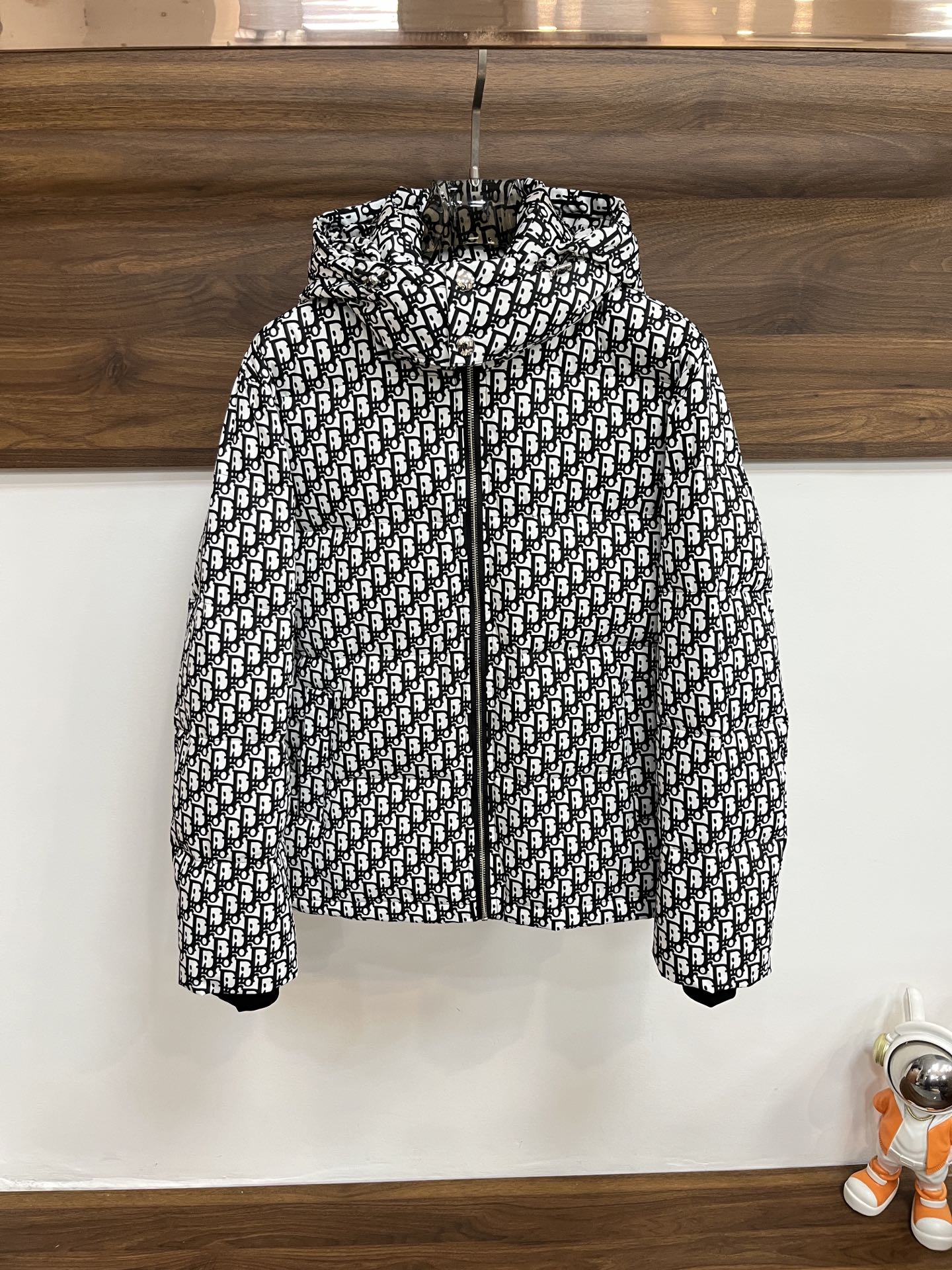 NO:629222,Mainly recommending down, Dior's 2025 latest fashion designer down jacket hooded down jacket, outdoor down jacket, 90# white duck down filling, every detail shows craftsmanship, and enough advanced structural tailoring design changes to show men's diverse image changes, slim and neat, tailoring to meet the current popular multi-layered outfits, versatile style for life!  Size M-XXXL H2025 new model debut, dior, jackets & coats, down jacket, hats, alexander wang19860909主推羽绒 迪奥 2025最新款时尚设计师款羽绒外套连帽羽绒服,户外羽绒服冲锋衣,90#白鸭绒填充,处处细节显工艺足够的高级结构性剪裁的设计改变来展现男士多样的形象变化,修身利落、剪裁合体,满足时下正流行的多层次穿搭,生活百搭款式！ 码数M-XXXL H2025新款首发,,dior,jackets & coats,down jacket,hats,alexander wang,Men's clothing