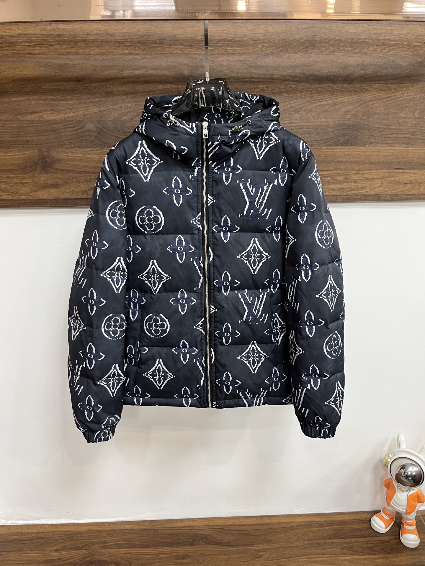 NO:629229,The main recommendation is down Lv 2025, the latest fashion designer style down jacket, hooded down jacket, outdoor down jacket, 90# white duck down filling, every detail shows craftsmanship, and enough advanced structural tailoring design changes to show men's diverse image changes, slim and neat, tailoring, to meet the current popular multi-layered outfits, versatile styles for life!  Size M-XXXL H2025 new model debut,,louis vuitton,jackets & coats,down jacket,hats,alexander wang19860909主推羽绒 Lv 2025最新款时尚设计师款羽绒外套连帽羽绒服,户外羽绒服冲锋衣,90#白鸭绒填充,处处细节显工艺足够的高级结构性剪裁的设计改变来展现男士多样的形象变化,修身利落、剪裁合体,满足时下正流行的多层次穿搭,生活百搭款式！ 码数M-XXXL H2025新款首发,,louis vuitton,jackets & coats,down jacket,hats,alexander wang,Men's clothing