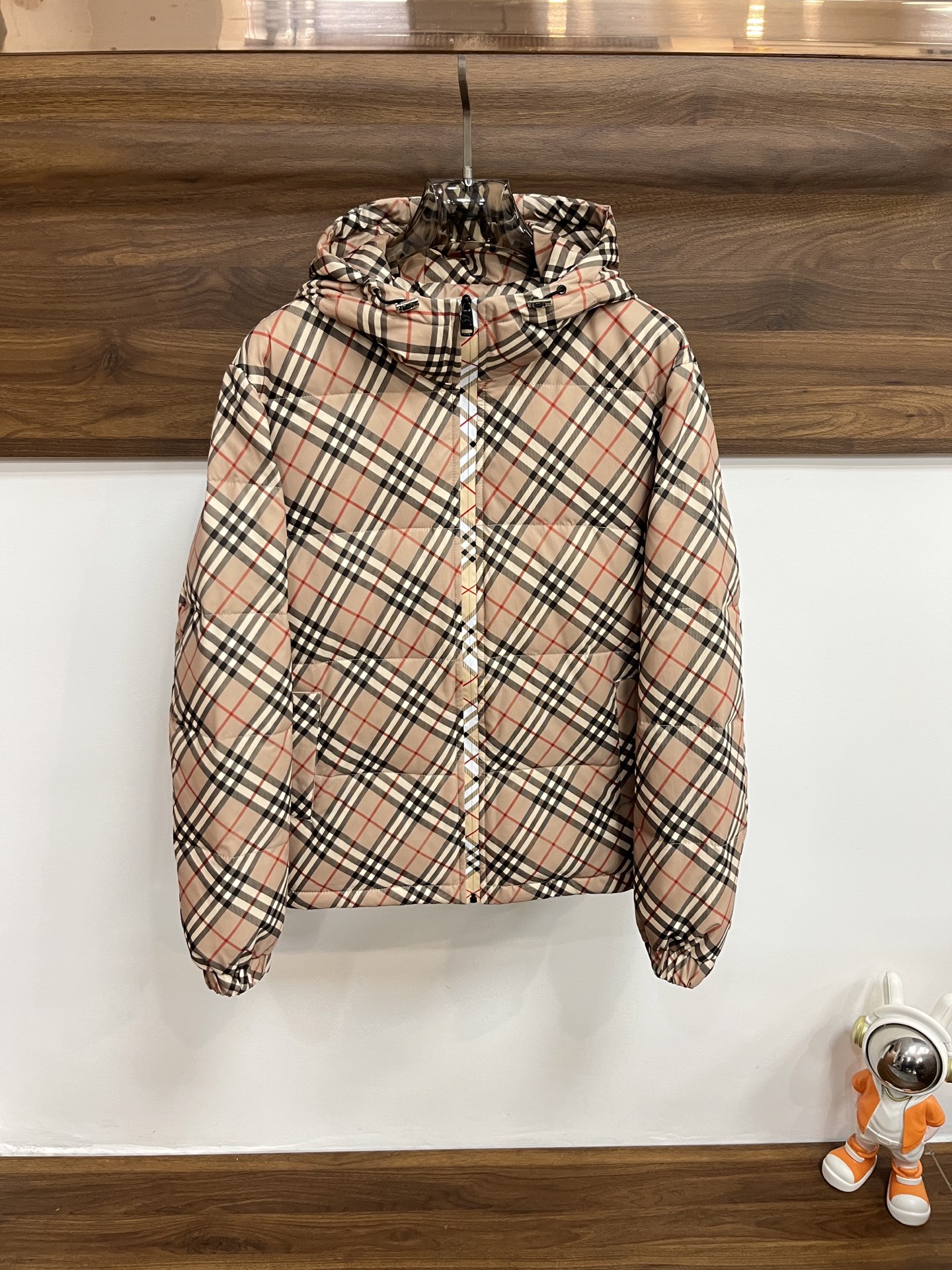 NO:629236,Mainly recommending down, Burberry's 2025 latest fashion designer down jacket hooded down jacket, outdoor down jacket, 90# white duck down filling, every detail shows craftsmanship, and enough advanced structural tailoring design changes to show men's diverse image changes, slim and neat, tailored to meet the current popular multi-layered outfits, versatile style for life!  Size M-XXXL H2025 new model debut,,burberry,jackets & coats,down jacket,hats,alexander wang19860909主推羽绒 巴宝莉 2025最新款时尚设计师款羽绒外套连帽羽绒服,户外羽绒服冲锋衣,90#白鸭绒填充,处处细节显工艺足够的高级结构性剪裁的设计改变来展现男士多样的形象变化,修身利落、剪裁合体,满足时下正流行的多层次穿搭,生活百搭款式！ 码数M-XXXL H2025新款首发,,burberry,jackets & coats,down jacket,hats,alexander wang,Men's clothing