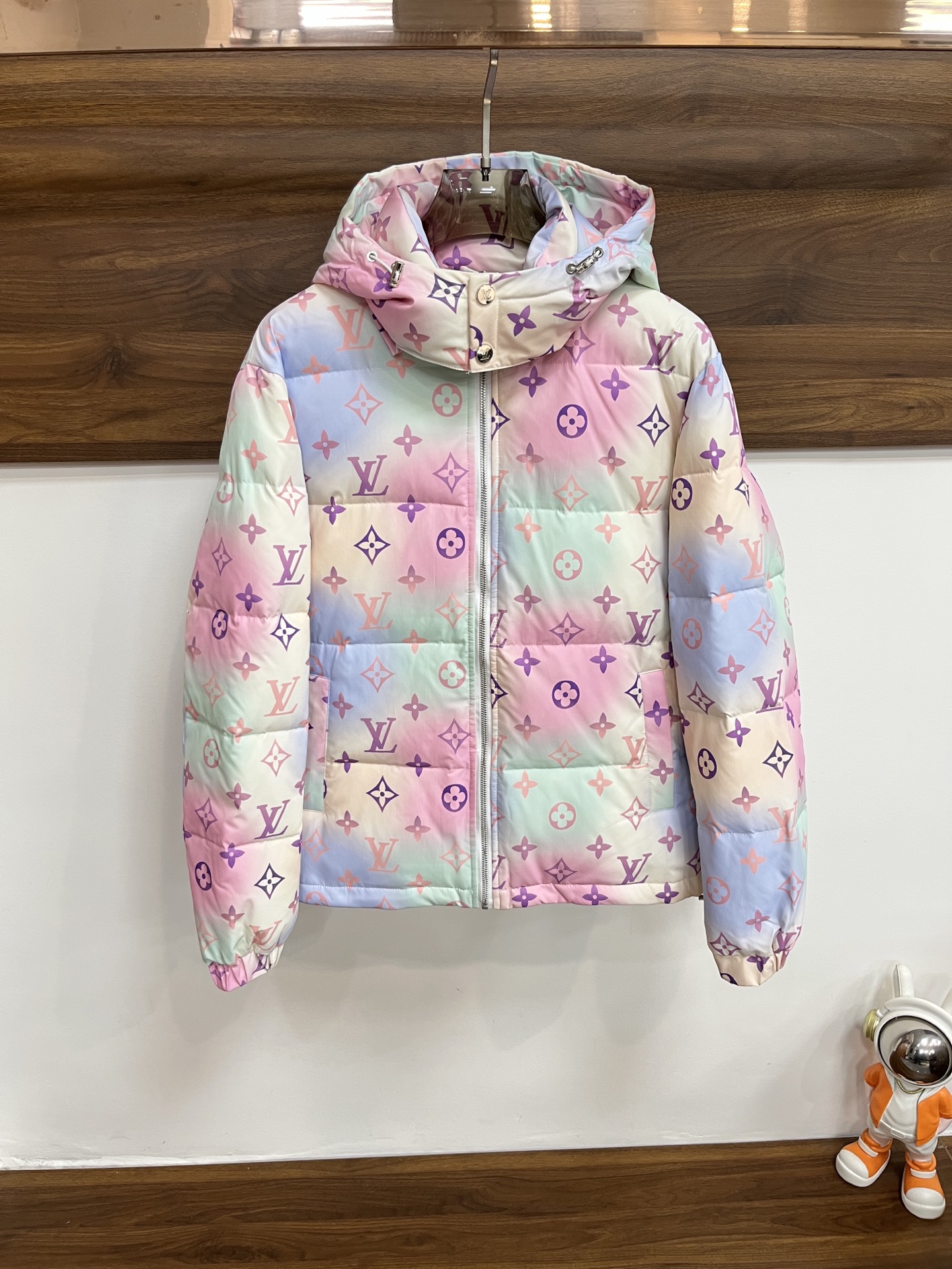 NO:629243,The main recommendation is down Lv 2025, the latest fashion designer style down jacket, hooded down jacket, outdoor down jacket, 90# white duck down filling, every detail shows craftsmanship, and enough advanced structural tailoring design changes to show men's diverse image changes, slim and neat, tailoring, to meet the current popular multi-layered outfits, versatile styles for life!  Size M-XXXL H2025 new model debut,,louis vuitton,jackets & coats,down jacket,hats,alexander wang19860909主推羽绒 Lv 2025最新款时尚设计师款羽绒外套连帽羽绒服,户外羽绒服冲锋衣,90#白鸭绒填充,处处细节显工艺足够的高级结构性剪裁的设计改变来展现男士多样的形象变化,修身利落、剪裁合体,满足时下正流行的多层次穿搭,生活百搭款式！ 码数M-XXXL H2025新款首发,,louis vuitton,jackets & coats,down jacket,hats,alexander wang,Men's clothing