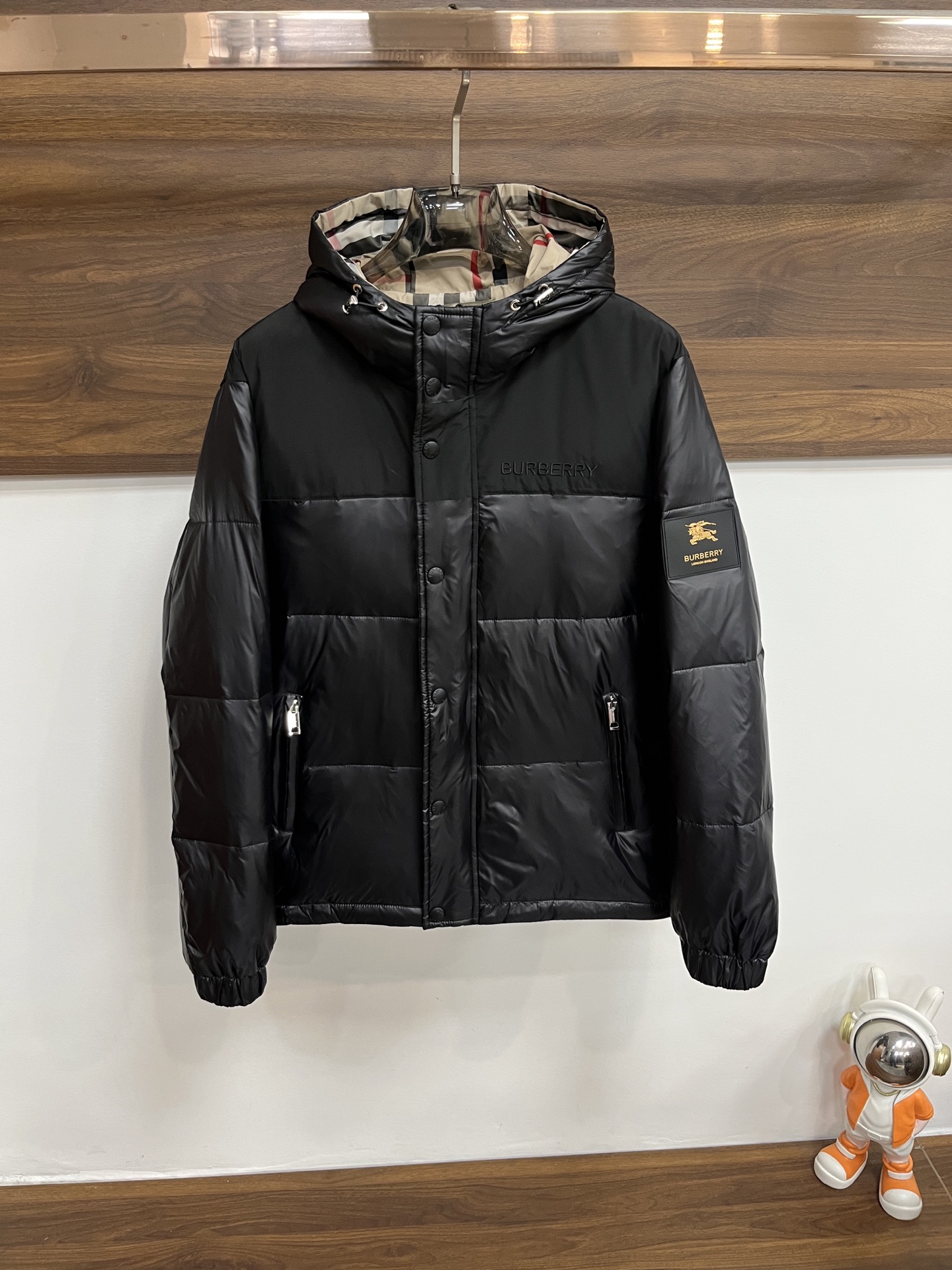 NO:629250,Mainly recommending down, Burberry's 2025 latest fashion designer down jacket hooded down jacket, outdoor down jacket, 90# white duck down filling, every detail shows craftsmanship, and enough advanced structural tailoring design changes to show men's diverse image changes, slim and neat, tailored to meet the current popular multi-layered outfits, versatile style for life!  Size M-XXXL H2025 new model debut,,burberry,jackets & coats,down jacket,hats,alexander wang19860909主推羽绒 巴宝莉 2025最新款时尚设计师款羽绒外套连帽羽绒服,户外羽绒服冲锋衣,90#白鸭绒填充,处处细节显工艺足够的高级结构性剪裁的设计改变来展现男士多样的形象变化,修身利落、剪裁合体,满足时下正流行的多层次穿搭,生活百搭款式！ 码数M-XXXL H2025新款首发,,burberry,jackets & coats,down jacket,hats,alexander wang,Men's clothing