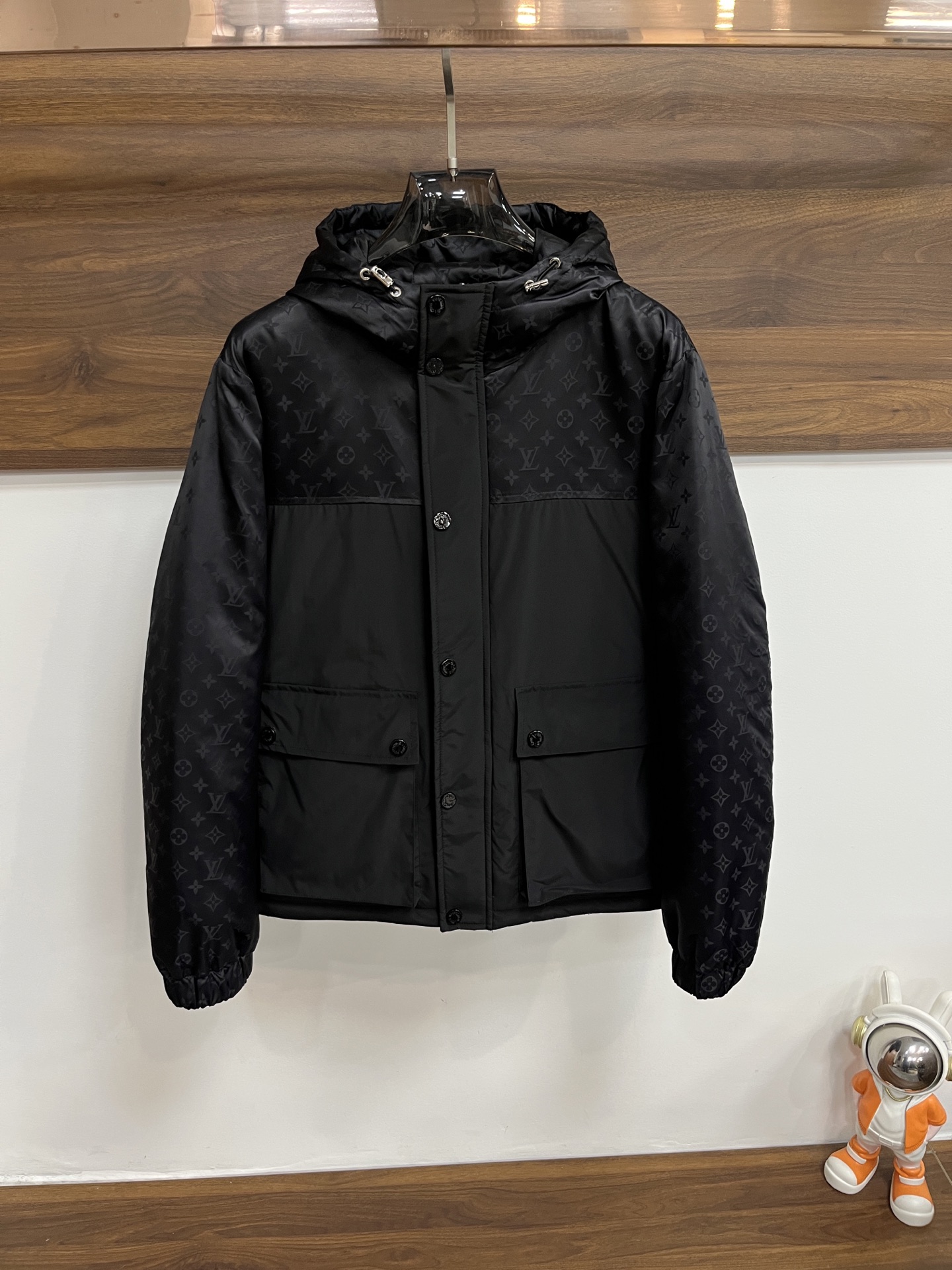 NO:629257,Mainly recommending down LV 2025 latest fashion designer down jacket hooded down jacket, outdoor down jacket, 90# white duck down filling, every detail shows craftsmanship, enough advanced structural tailoring design changes to show men's diverse image changes, slim and neat, tailored to meet the current popular multi-layered outfits, versatile style for life!  Size M-XXXL H2025 new model debut,,louis vuitton,jackets & coats,down jacket,hats,alexander wang19860909主推羽绒 LV 2025最新款时尚设计师款羽绒外套连帽羽绒服,户外羽绒服冲锋衣,90#白鸭绒填充,处处细节显工艺足够的高级结构性剪裁的设计改变来展现男士多样的形象变化,修身利落、剪裁合体,满足时下正流行的多层次穿搭,生活百搭款式！ 码数M-XXXL H2025新款首发,,louis vuitton,jackets & coats,down jacket,hats,alexander wang,Men's clothing