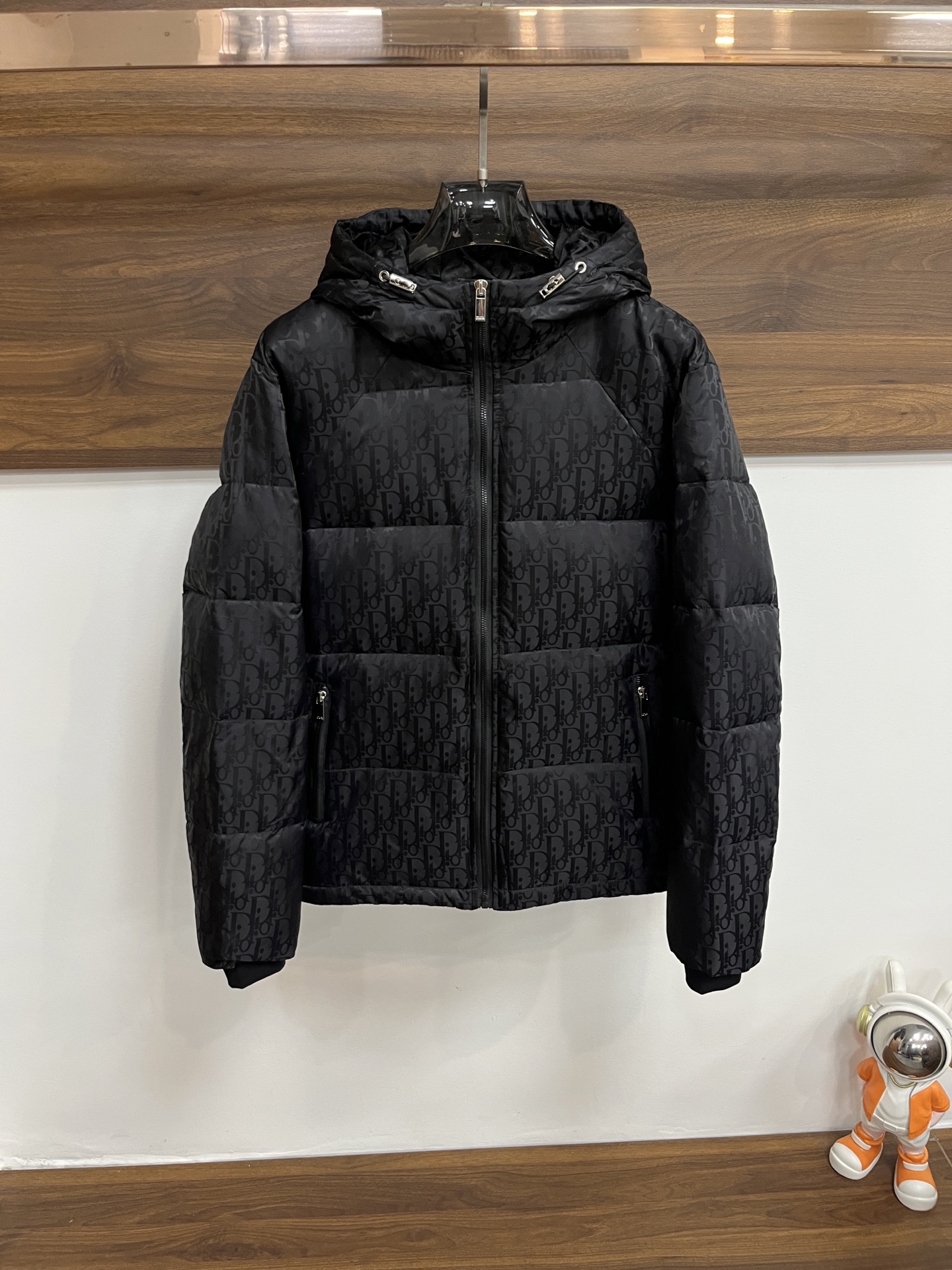 NO:655535,Mainly recommending down Dior's latest fashion designer down jacket Dior hooded down jacket, outdoor down jacket, 90# white duck down filling, every detail shows high-end craftsmanship. The design changes of structural tailoring show the diverse image changes of men. They are slim and neat, and tailored to meet the current popular multi-layered outfits and versatile styles for life!  Size M-XXXL H new model debut, dior, dior, jackets & coats, down jacket, hats, alexander wang19860909主推羽绒 Dior 最新款时尚设计师款羽绒外套迪奥连帽羽绒服,户外羽绒服冲锋衣,90#白鸭绒填充,处处细节显工艺足够的高级 结构性剪裁的设计改变来展现男士多样的形象变化,修身利落、剪裁合体,满足时下正流行的多层次穿搭,生活百搭款式！ 码数M-XXXL H新款首发,,dior,dior,jackets & coats,down jacket,hats,alexander wang,Men's clothing