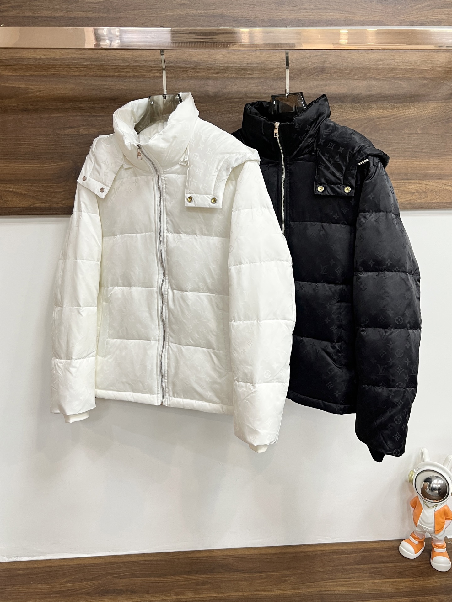 NO:655559,Mainly recommending down Lv, the latest fashion designer down jacket hooded down jacket, outdoor down jacket, 90# white duck down filling, every detail shows high-end craftsmanship. The design changes of structural tailoring show the diverse image changes of men. They are slim and neat, and tailored to meet the current popular multi-layered outfits and versatile styles for life!  Size M-XXXL H new model debut,,louis vuitton,jackets & coats,down jacket,hats,alexander wang19860909主推羽绒 Lv 最新款时尚设计师款羽绒外套连帽羽绒服,户外羽绒服冲锋衣,90#白鸭绒填充,处处细节显工艺足够的高级 结构性剪裁的设计改变来展现男士多样的形象变化,修身利落、剪裁合体,满足时下正流行的多层次穿搭,生活百搭款式！ 码数M-XXXL H新款首发,,louis vuitton,jackets & coats,down jacket,hats,alexander wang,Men's clothing