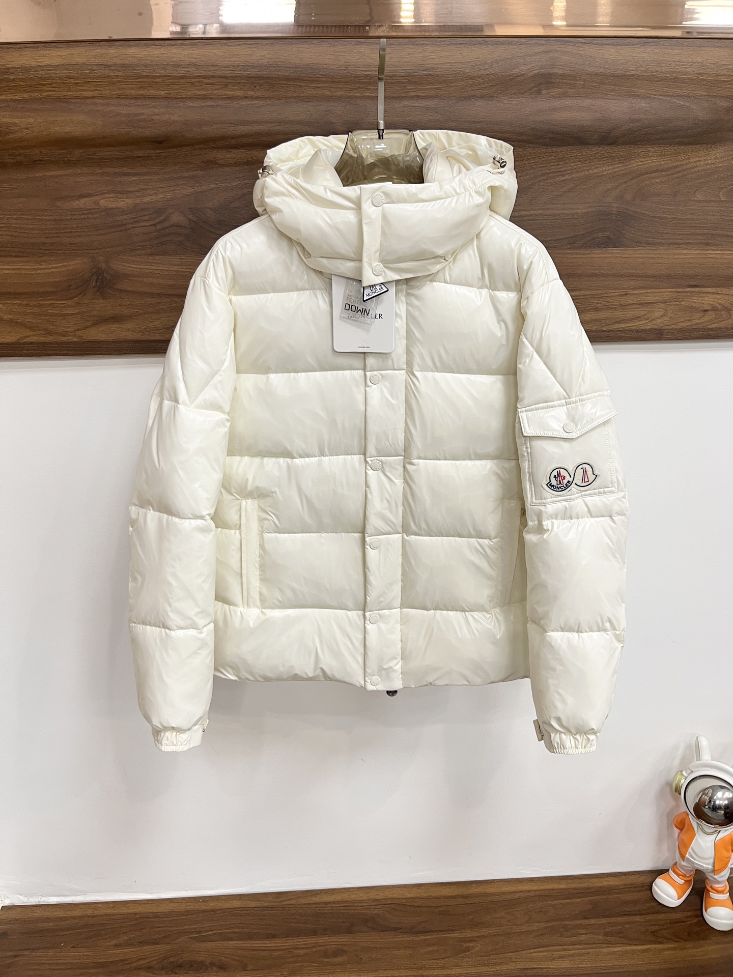 NO:655540,Mainly recommending down and muzzleloading, the latest fashionable designer down jackets, hooded down jackets, outdoor down jackets, filled with 90# white duck down, and every detail shows high-end craftsmanship. The design changes of structural tailoring show the diverse image changes of men. They are slim and neat, and tailored to meet the current popular multi-layered outfits and versatile styles for life!  Size M-XXXL H new model debut,,Moncler,jackets & coats,down jacket,hats,alexander wang19860909主推羽绒 蒙口 最新款时尚设计师款羽绒外套连帽羽绒服,户外羽绒服冲锋衣,90#白鸭绒填充,处处细节显工艺足够的高级 结构性剪裁的设计改变来展现男士多样的形象变化,修身利落、剪裁合体,满足时下正流行的多层次穿搭,生活百搭款式！ 码数M-XXXL H新款首发,,Moncler,jackets & coats,down jacket,hats,alexander wang,Men's clothing