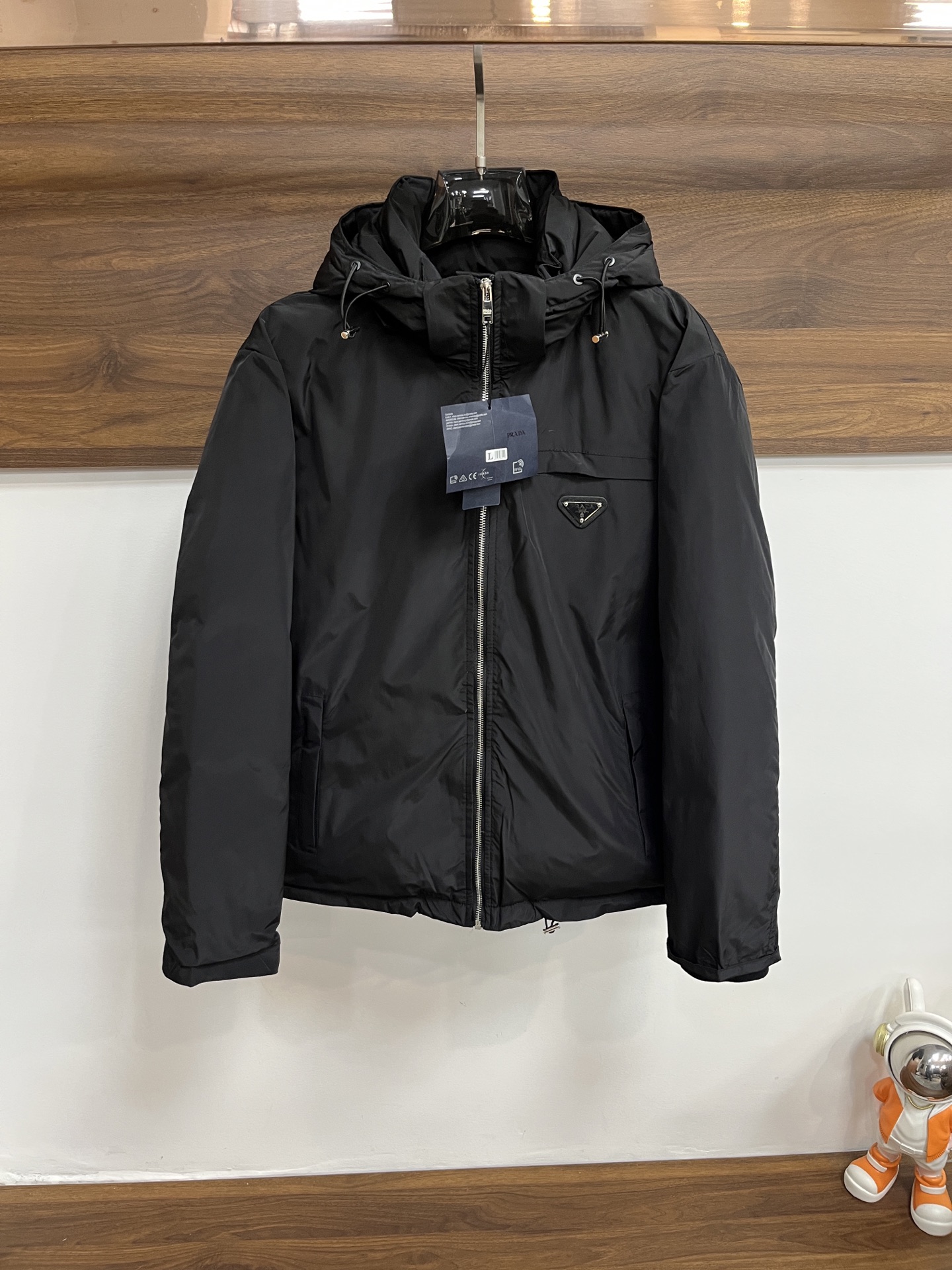 NO:655545,Mainly recommending down Prada's latest fashion designer down jacket hooded down jacket, outdoor down jacket, 90# white duck down filling, every detail shows high-end craftsmanship. The design changes of structural tailoring show the diverse image changes of men. They are slim and neat, and tailored to meet the current popular multi-layered outfits and versatile styles for life!  Size M-XXXL H new model debut,,prada,jackets & coats,down jacket,hats,alexander wang19860909主推羽绒 普拉达 最新款时尚设计师款羽绒外套连帽羽绒服,户外羽绒服冲锋衣,90#白鸭绒填充,处处细节显工艺足够的高级 结构性剪裁的设计改变来展现男士多样的形象变化,修身利落、剪裁合体,满足时下正流行的多层次穿搭,生活百搭款式！ 码数M-XXXL H新款首发,,prada,jackets & coats,down jacket,hats,alexander wang,Men's clothing