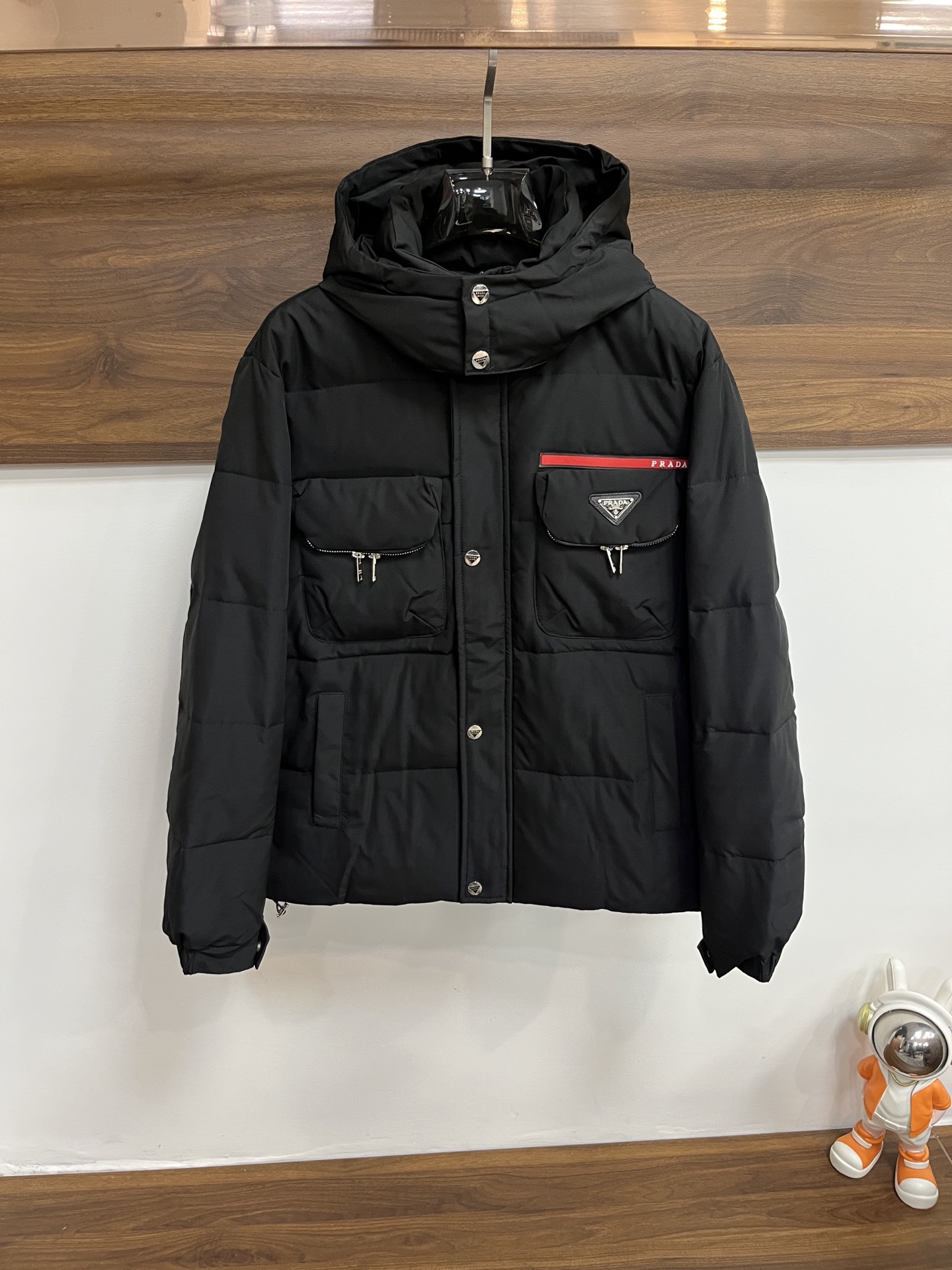 NO:655549,Mainly recommending down Lv, the latest fashion designer down jacket hooded down jacket, outdoor down jacket, 90# white duck down filling, every detail shows high-end craftsmanship. The design changes of structural tailoring show the diverse image changes of men. They are slim and neat, and tailored to meet the current popular multi-layered outfits and versatile styles for life!  Size M-XXXL H new model debut,,louis vuitton,jackets & coats,down jacket,hats,alexander wang19860909主推羽绒 Lv 最新款时尚设计师款羽绒外套连帽羽绒服,户外羽绒服冲锋衣,90#白鸭绒填充,处处细节显工艺足够的高级 结构性剪裁的设计改变来展现男士多样的形象变化,修身利落、剪裁合体,满足时下正流行的多层次穿搭,生活百搭款式！ 码数M-XXXL H新款首发,,louis vuitton,jackets & coats,down jacket,hats,alexander wang,Men's clothing